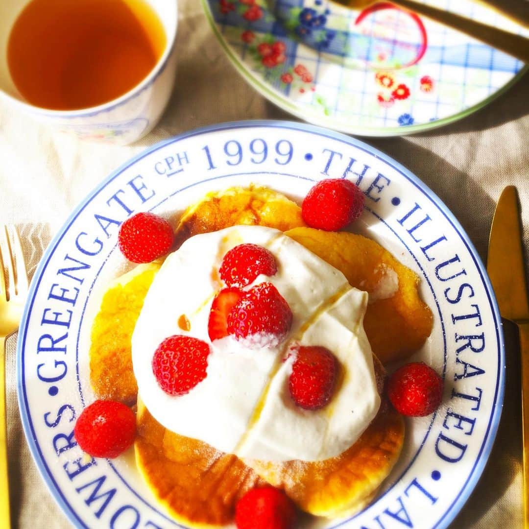 森崎友紀さんのインスタグラム写真 - (森崎友紀Instagram)「#森崎友紀#スイーツ#料理#cooking#手作りおやつ#ふわふわ#パンケーキ#メレンゲ#フワフワパンケーキ#スフレ生地#6分立てのホイップクリーム#スフレパンケーキ#お家カフェ#カフェ気分#子供達大喜び  ふわふわパンケーキはしっかり泡立てたメレンゲがポイント。 スフレ生地で軽やかに、6分立てのホイップクリームをたっぷりかけたら、スフレパンケーキの出来上がり。 お家でゆっくりカフェ気分を味わうのもいいもんです。 子供達も大喜びです(^｡^)」4月1日 13時17分 - morisakitchen