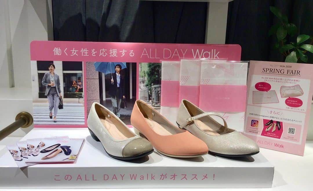 ジュマペル・カナデのインスタグラム：「Bonjour👯 本日からはじまる ALL DAY Walk 2020 SPRING FAIR のご紹介です✨ ALL DAY walk 商品をお買い上げのお客様に「オリジナル手ぬぐい」をプレゼントいたしております🎁 お弁当包みや、キッチンタオルなど様々な場面で活躍してくれそうですね😊 こちらは数に限りがございますのでなくなり次第終了となってしまいます😭お早目にご来店下さい🥰 さらに！Instagramと連動したキャンペーンも開催しております👠詳しくは店舗スタッフまでおたずねください❣️ 素敵なお靴で新生活をスタートさせちゃいましょう🎵 ✳︎✳︎✳︎ジョイナス営業時間短縮のお知らせ✳︎✳︎✳︎ 新型コロナウイルス感染拡大防止のため、4月1日(水)より営業時間を短縮いたします。  2020年4月1日(水)～当面の間 営業時間：(物販)　10:30　～　20:30 (飲食)　11:00　～　21:00 ⚠︎一部対象外の店舗もございます。  新型コロナウイルス感染拡大防止への社会的要請状況等を考慮し、 4/4（土）・4/5（日）はジョイナス全館休館といたします。 ⚠︎一部対象外の店舗もございます。 ご不便をおかけしますが何卒ご理解とご協力の程よろしくお願い致します🙇‍♀️ #横浜ジョイナス #オシャレさんと繋がりたい #靴好きな人と繋がりたい#新生活  #コロナに負けるな」