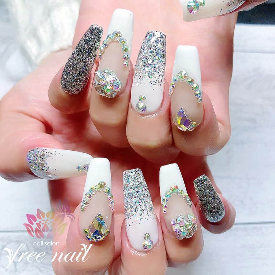 free nail フリーネイルのインスタグラム：「. お客様ネイル💅🏻🍀 . ギラギラパーティーネイル🥂🎉✨ . 豪華なネイルは気分がｱｶﾞﾙ🌝💫 . ⇨スワイプして動画も見てね☝︎▶︎▶︎▶︎🎬✨ . ご来店ありがとうございました🙇🏻‍♀️🙇🏻‍♀️🙇🏻‍♀️💗 . #ネイルアート #ジェルネイル #ネイルサロン #大阪ネイルサロン #ネイルデザイン #ネイルチェンジ #フレンチネイル #ホワイトネイル #グリッターネイル #ギラギラネイル #ビジューネイル #パーティーネイル #デザインネイル #トレンドネイル #大人ネイル #ロングネイル #スクエアネイル #春ネイル #springnails #nailsart #nailsdid #美甲 #日式美甲 #日式美甲胶 #日本美甲师 #日本美甲老师 #美甲上课 #日本胶 #フリーネイル #freenail」