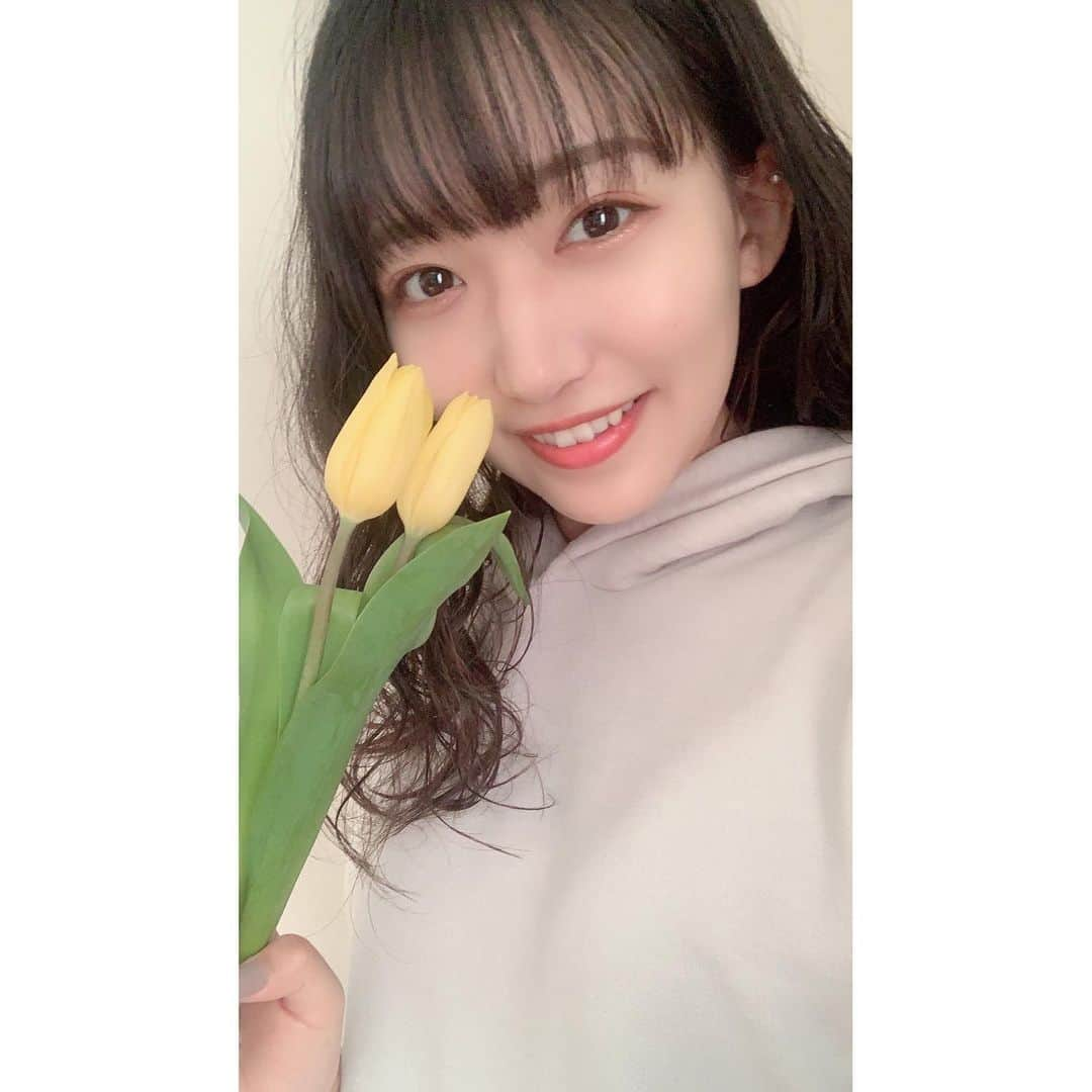 浦谷はるなさんのインスタグラム写真 - (浦谷はるなInstagram)「今年も大きな病気もなく無事に誕生日を迎えて﻿ 25歳になりました🥳✌🏻﻿ ﻿ 日付変わった瞬間たくさんのお祝いのメッセージが届いて、ステージから降りてもこうやってたくさんの方が誕生日を覚えていてくれてお祝いしてくれてすごく嬉しかったです🥰﻿ ﻿ 夜中のインスタライブも平日なのに付き合ってくれてありがとう😂笑﻿ ﻿ この春から私も環境が新しくなるので自分らしく頑張ります😌﻿ ﻿ 不安な状態が続く中、新年度を迎えましたが﻿ みんなも無理せず頑張ろうね！﻿ ﻿ ちゅーりっぷ持って自撮りしてたらママが笑かしてきました😂笑」4月1日 13時22分 - humhum0401