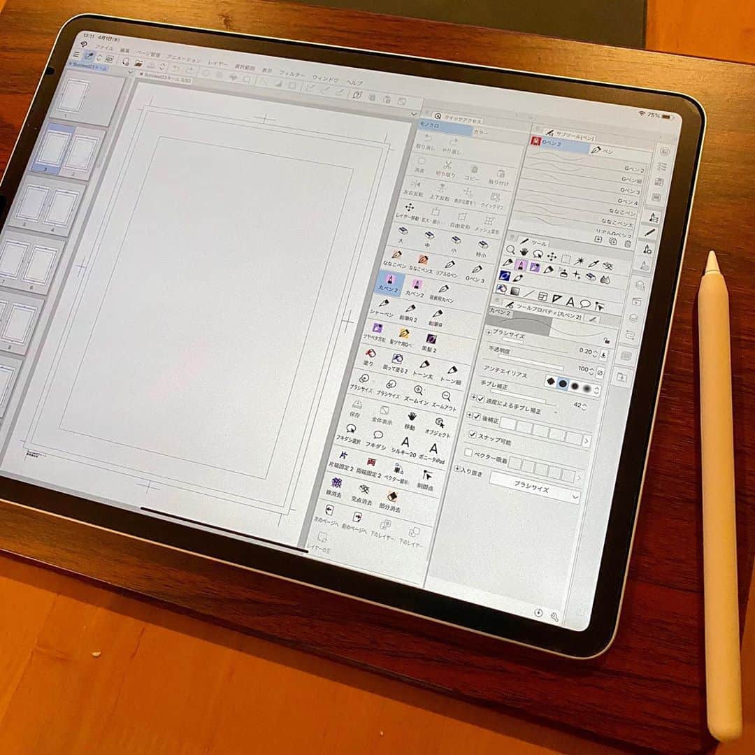 野間美由紀のインスタグラム：「iPad Proで絵を描くために傾斜台が欲しかったので、これ買ってみました。膝に乗せた時に裏側のクッションが優しくて良い！  https://amzn.to/2xE9yey」