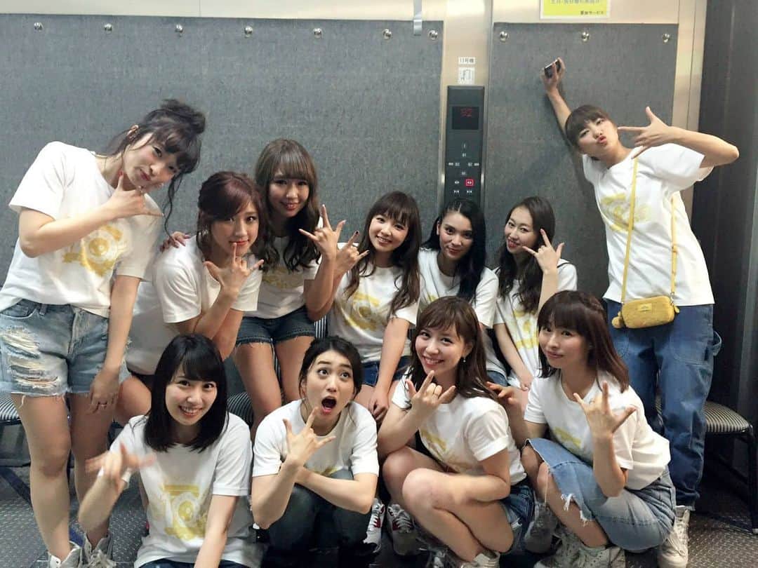 佐藤夏希のインスタグラム：「4月1日🌸 AKB48 2期生14周年🎉 デビュー日です♡ 毎日毎日レッスンして、たくさん笑ってたくさん泣いたな😂 大好きなみんな❤️家族だよ❤️ すばるんもこんな可愛くてキレイな伯母さんがたくさんいて幸せ者ね😚💓 会えてなくても繋がってるぞ🥰 またみんなで集まれる日がきたら ワイワイ❣️ガヤガヤ❣️やりましょうね💓💓💓 そして皆様、たくさんのお祝いメッセージ、ストーリーもタグ付けしてくれてありがとう❤️ * * * #AKB48#2期生#14周年#AKB#akb482期生 #デビュー日#teamk」
