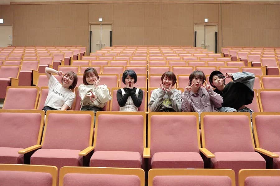 のぐちゆりのインスタグラム：「#さんろくまる の時の写真！  あっさむカメラでたくさん撮ってくれてた〜〜📷！ 大口開けて笑ってた記憶しかない。 あと地獄のような人形劇。地獄なのに楽しいってどういうこと。(笑)  来てくれるはずだった皆さんと一緒にイベントできたらもっともっと楽しかったんだろうな〜と思いましたが、、この先を楽しく過ごすために、今は我慢の時だよね！  今回の生放送で、私たちがワイワイやってる姿を観て、少しでも気分が明るくなったり楽しい気持ちになってくれていたら嬉しいです😊  この放送面白すぎたから私チケット買って観ちゃったよ(笑) 4/5までタイムシフト公開されてるので、ぜひ！！ 早く皆さんに会える日がきますように！！✨」
