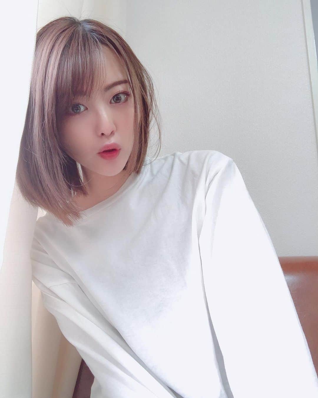 比良祐里のインスタグラム：「引きこもりでもメイクはしたいですなぁ🥺💄 . カラコンはLENSSISのエイリングレー💋着け心地良くて最高ですオススメ🥺✨ . . 久しぶりに自撮りした😇 自粛ばかりで気が滅入るけど皆で頑張って乗り越えましょう🥺💪 . #引きこもり生活 #LENNSIS #エイリングレー」
