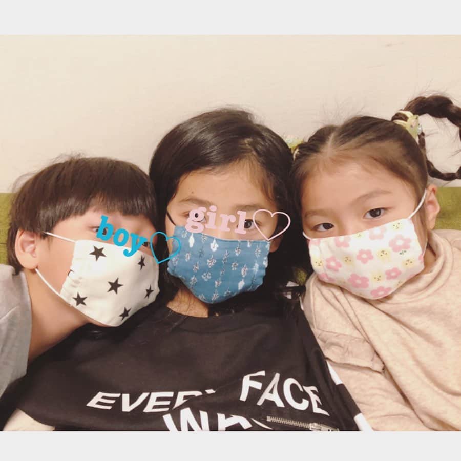 のインスタグラム：「. 叔母が作ってくれたマスク♡ pic2…長女と私はおそろい◊*ﾟ . 昨日は❣️ ちょっと早起きして、朝から掃除や洗濯をがんばって、 午後から、ママ友と大型スーパーに行き、 大好きなチーズとお菓子を買い、 ママ友と2.5kgのポテトフライを半分こして🍟 そのあと子ども達を連れて、公園に行き、 ママ友達と他愛もないおしゃべりをして… なんだかものすごーーーーーーく 充実した1日になった気がする🥺 外食も好きだし、お出かけもしたいし、 宝塚も観に行けないけど、 昨日みたいな1日もいいなぁと思いました😌 最近は悲しいニュースもあり、 毎日コロナコロナコロナコロナ…って、 色々と気が滅入りますが、 1日でも早い収束を祈って、毎日を大切に過ごそうと思います。 . . #3きょうだい#9歳#6歳#4歳#ハンドメイドマスク#手作りマスク#おそろいマスク#20200331」