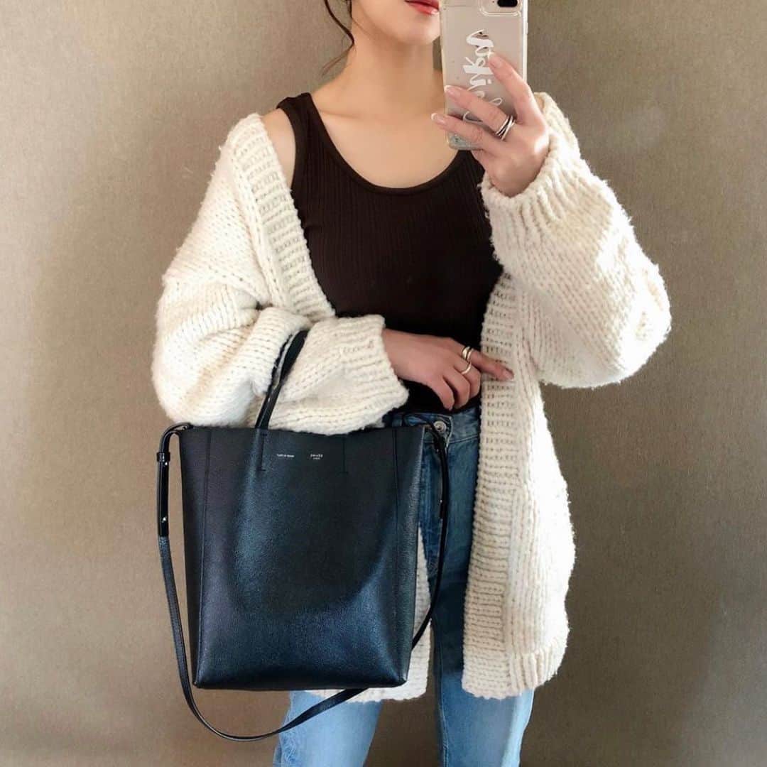 GU(ジーユー) さんのインスタグラム写真 - (GU(ジーユー) Instagram)「2WAYリブタンクトップコーデをPick up！﻿ リブの素材感が着心地の良いタンクトップ✨絶妙なデコルテラインが、大人可愛くキマッてとってもキレイに見える👍素敵ですね😘コンパクトにINする着こなしが、今どきでGOODです👏これからの季節に活躍間違いなしのトップス🙌﻿ 是非、チェックしてみてくださいね💁‍♀️💕﻿ ————————————﻿ ☑2WAYリブタンクトップQ﻿ ¥990＋税（通常価格）﻿ 品番:326360﻿ ————————————﻿ Pick Up Post﻿ @chii.0818 さん、ステキな投稿ありがとうございます😊﻿ #GU #GUstyle #YOURFREEDOM #gu_for_all #GUKorea #GUHK #GUTAIWAN #ジーユー #ジーユーコーデ #GUコーデ #ジユジョ #2WAYリブタンクトップ #大人カジュアル #カジュアル #大人女子 #着回しコーデ #シンプルコーデ #春コーデ #デイリーコーデ #大人コーデ #お出かけコーデ #きれいめカジュアル #リブタンクトップ」4月1日 13時46分 - gu_for_all_