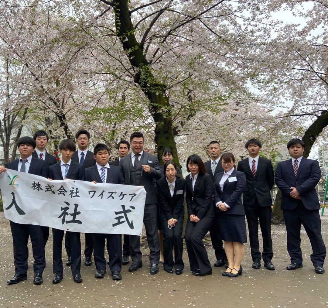 北海道メディカル・スポーツ専門学校のインスタグラム：「4/1 Wed. . 本日、株式会社ワイズケアにて行われた入社式に、 鍼灸師学科卒業生2名が参加致しました🌸 . スタッフの人数も減らし、 マスク着用、消毒を徹底した環境で実施しています。 . コロナウイルスによって、 卒業生や学生達の晴れ姿などを なかなか見ることが出来ずにいましたが このような姿を見ることが出来て とても喜ばしい日となりました😊 . . これからたくさん 頑張って欲しい限りです💪 . . #メディカルスポーツ専門学校 #メディスポ #hms #ハイテクノロジー専門学校  #ハイテク #hht #株式会社ワイズケア #ワイズケア #入社式 #新入社員」