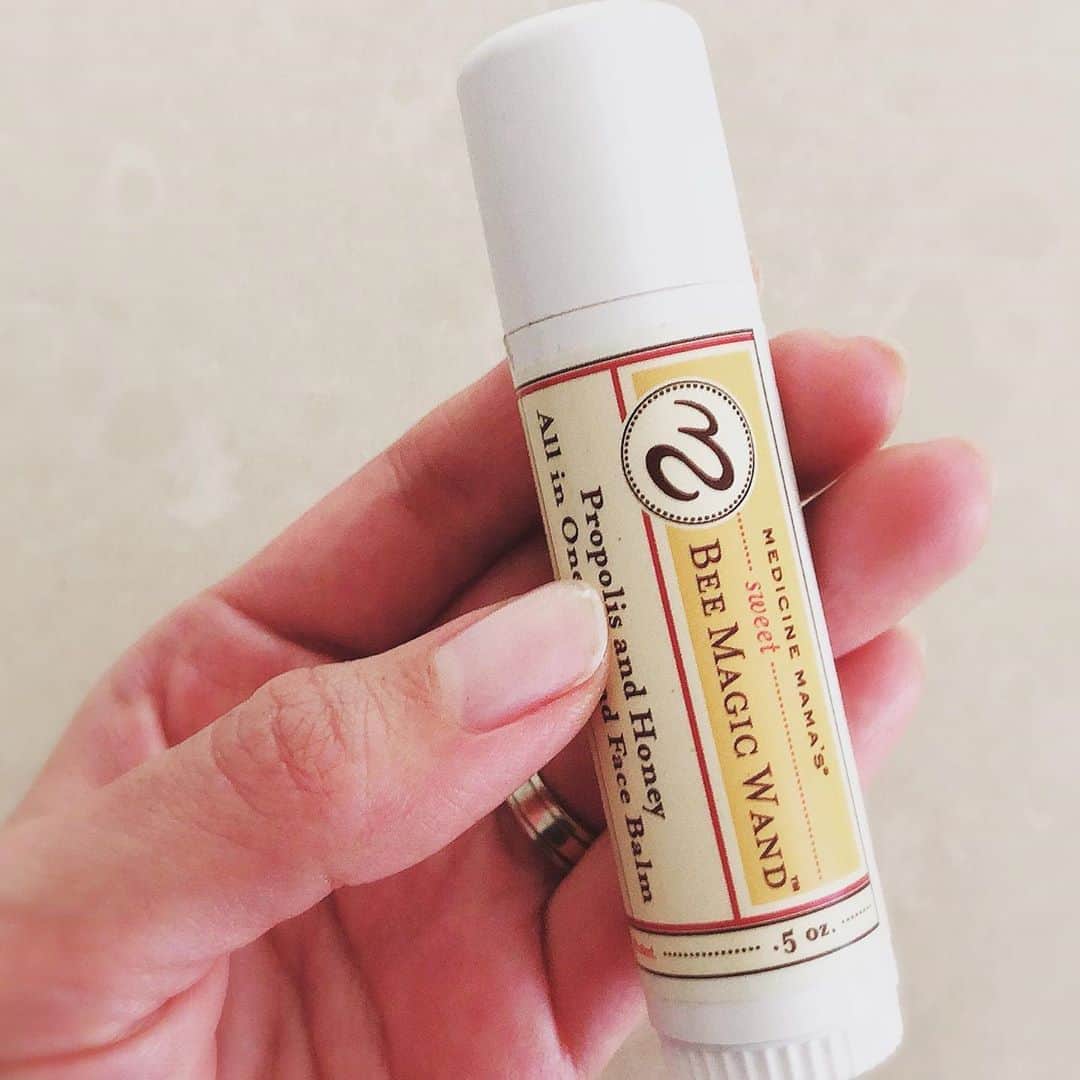 のインスタグラム：「アルコール消毒で手がカサつきやすくなりました。ずっと愛用しているbee balmに本当に助けられています。いつもカバンとキッチンには1本ずつ。オーガニック素材のみで、余計なものが入ってないから、子供にも顔にも大丈夫。 世の中こんな状況だからこそ、身のまわりのcomfortable なものはそのままで、でも必要ないものは落としてもいい時期なのかなと考えます。だからネイルもしばらく自爪に戻しました。  #beebalm #オールマイティ　#必要なもの　#久しぶりの自爪　#それはそれで気持ちがいい　#内田恭子　#kyokouchida」