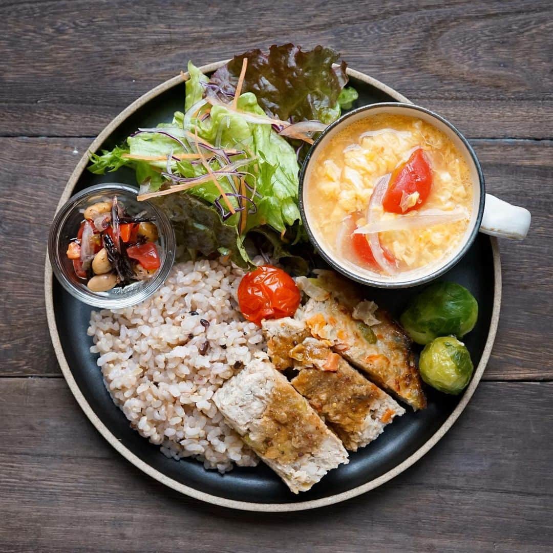 hirokoさんのインスタグラム写真 - (hirokoInstagram)「2020.4.1（水）﻿ ✽.｡.:*・ﾟ #hiroponのおうちごはん﻿ ﻿ @fitfood_home #フィットフードホーム さんの﻿ #冷凍惣菜 で簡単昼ごはん﻿ ﻿ PFC（タンパク質･脂質･炭水化物）のバランスを意識しながら#しっかり食べるダイエットごはん 実行中で〜す﻿ ﻿ menu📝﻿ ▪︎ 大豆と野菜のミートローフ ハニーマスタードソース﻿ ▪︎ 玄米雑穀ごはん（120g）﻿ ▪︎ トマトのふわふわたまごスープ﻿ ▪︎ 大豆･ひじき･トマトのマリネ ←昨日と同じ﻿ ﻿ 今日はなぜか...﻿ トマト多め〜〜〜 ☆🍅.*･｡﻿ 大豆と野菜のミートローフ 柔らかくてめっちゃ美味し！﻿ ﻿ ﻿ ・‥…━━━☞《お知らせ》﻿ FIT FOOD HOMEは5月1日リニューアルオープンします﻿ ﻿ ︎︎︎︎✔︎現在販売中の主菜に副菜を2品追加した﻿ 【おかずプレート】﻿ ✔︎美しく痩せたい方の低カロリー高タンパク﻿ 【ダイエットミール】﻿ ✔︎妊活中･産前産後に必要な栄養素を詰め込んだ﻿ 【ママミール】 ﻿ ✔︎完全無農薬米･こんにゃく米を使ってビタミン･ミネラルをたっぷり補給できる﻿ 【サプリごはん】﻿ ﻿ 4つのラインナップを新しく追加するそうです👏🏻﻿ ダイエットミールやサプリごはん﻿ めっちゃ楽しみ〜...♪*ﾟ 5月が待ち遠しいわぁ〜😆﻿ ﻿ ﻿ そして...「FIT FOOD HOME」では﻿ ★Instagram限定10％OFFクーポン発行中です★﻿ ✔︎ クーポンコード：Evm2qy0J﻿ ✔︎ 有効期限： 2020/4/30まで﻿ ✔︎ 購入条件： 3,000円以上購入﻿ ✔︎ 使用可能数：お一人様1回限り﻿ ﻿ お試しセットもあるのでこの機会にぜひ！﻿ 早速チェックしてみてね👉🏻 @fitfood_home﻿ ﻿ ﻿ ﻿ ﻿ .........The end 🍽﻿ #hiroponのワンプレートごはん #昼ごはん #PFCバランス #fitfoodhome #tavenal #FFH健康冷凍惣菜 #FFH健康おうちごはん #お惣菜 #安心安全 #安心安全食材 #インスタフード #おうちごはん通信 #おうちごはんLover #くらしメイド #フーディーテーブル #マカロニメイト #デリミア #デリスタグラマー #バランスの良い食事 #てづくりごはん365 #snapdish #locari_kitchen #lin_stagrammer #macaroni #ハサミポーセリン﻿ ・」4月1日 13時56分 - hiropon0201