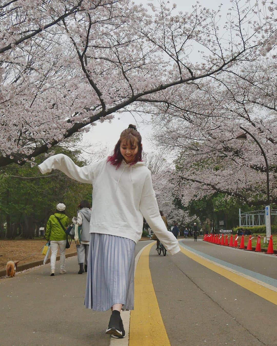 江野沢愛美さんのインスタグラム写真 - (江野沢愛美Instagram)「0401. 去年の桜、去年の私、去年のピンク 早く自然の多い所に行きたいし 当たり前のように人と会いたい」4月1日 13時58分 - enosawa_manami