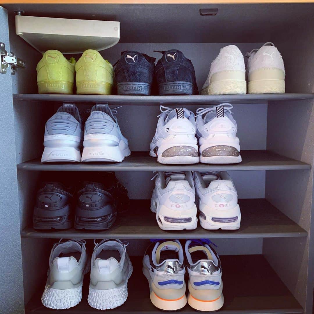 のインスタグラム：「PUMA👟  最近は家にいる時間が 多いので靴箱の整理をしました！ PUMAさんのスニーカーがこんなに😆  普段はもちろん 試合の移動で履いたりしていますが 僕はその日の気分によって履く靴を決めてます！ この靴履いて行ったら勝ったから 次もコレ！！とかもたまにあります🤣  オンラインストアには もっとたくさんの種類があり 皆さんもPUMAさんのスニーカー を試してみて下さい！！ #PUMA #スニーカー #stayhome」
