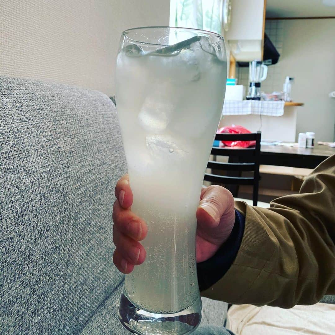 楽しんごさんのインスタグラム写真 - (楽しんごInstagram)「普段滅多に飲まないけど 麒麟堂のレモンサワーは本当に美味しい。 僕はこちらにヒマラヤの岩塩をたっぷり乗せて頂いています☺️皆様もけひお試しあれ！ #麒麟堂こだわりレモンサワー #ヒマラヤの岩塩#炭酸#かち割り氷#幸せ#楽しんご」4月1日 14時02分 - tanoshingo.official