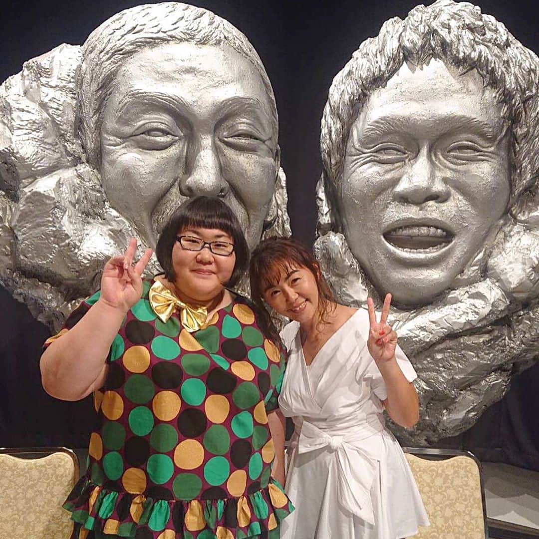 田中律子さんのインスタグラム写真 - (田中律子Instagram)「番組放送のお知らせ📺  4/2 21:00-22:54  讀賣テレビ 『ダウンタウンDXDX』2時間SP  沖縄の家の風水ランキング🏠 いったい、何位だったでしょーーか⁉️ぜひ見て下さい📺  なっちゃんと、YouTuberのフィッシャーズさんたちとパシャリ📷なっちゃんは、沖縄のジーマミー豆富が大好きらしく、今度沖縄から色んなメーカーのジーマミーを買って帰る約束したよ🤞  コロナで外出自粛が続いてるので、ダウンタウンDX見て少しでも笑いと癒しの時間になると…🙏 フィッシャーズみたいに、YouTube始めようかなー🤔  #ダウンタウンdx  #スペシャルだよ #安藤なつ  ちゃん #フィッシャーズ #youtube #始めようかな  #しばらく沖縄生活 #仕事もキャンセル」4月1日 14時02分 - ri2kotanaka