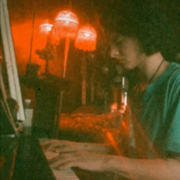 HEY VIOLETのインスタグラム：「guys, i need prank ideas for tmoz to annoy my family with ://///// also, hope u enjoy this vid of me playing some good ole my chem」