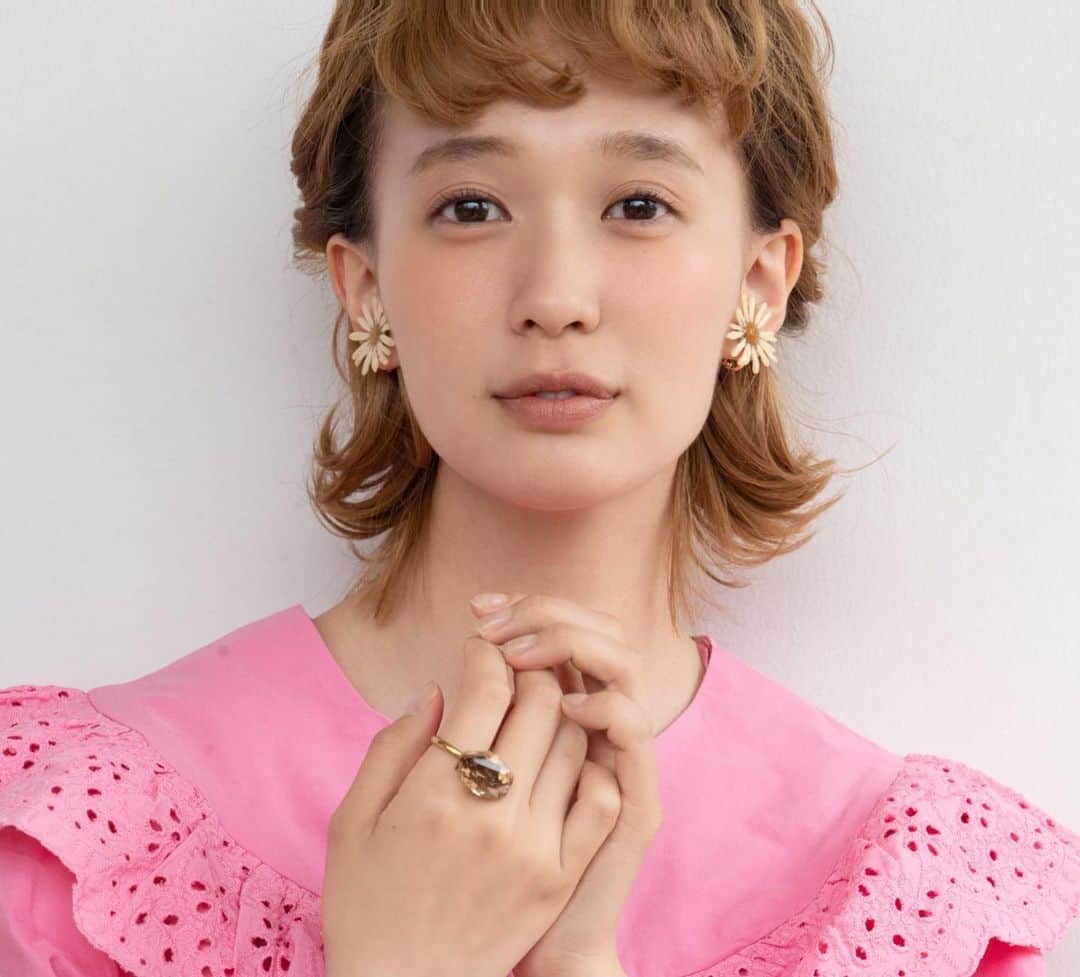 waco⭐️CHACOのインスタグラム：「マーガレットM  イヤリング＆ピアス  大人気のマーガレットの耳飾りが少しだけ大きくなって登場🌼  全て本物のお花を樹脂コーティングして作製しています。  model @shibasaaki  hair @eight_hair  photo eicou flower @wacochaco」
