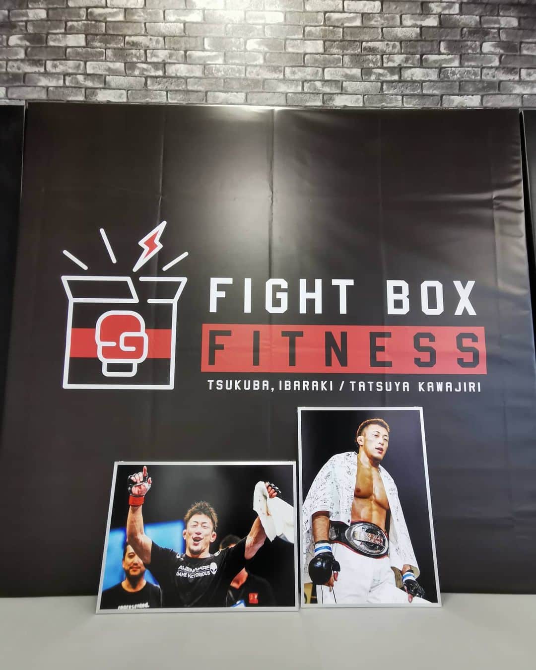 川尻達也のインスタグラム：「カメラマンの長尾迪先生からFightBoxFitnessに素敵な写真のプレゼントが届きました！！！ めちゃくちゃ嬉しい。 ありがとうございます！！！ #つくば #フィットネス #ダイエット #キックボクシング #格闘技 #ストレス発散 #運動不足解消 #初めての人のための格闘技フィットネス #並木 #並木ショッピングセンター #土浦 #茨城県 #フィットネスジム #格闘技フィットネス #FightBoxFitness #FBF #ファイトボックスフィットネス #川尻達也 #RIZIN #UFC #エコリビング」