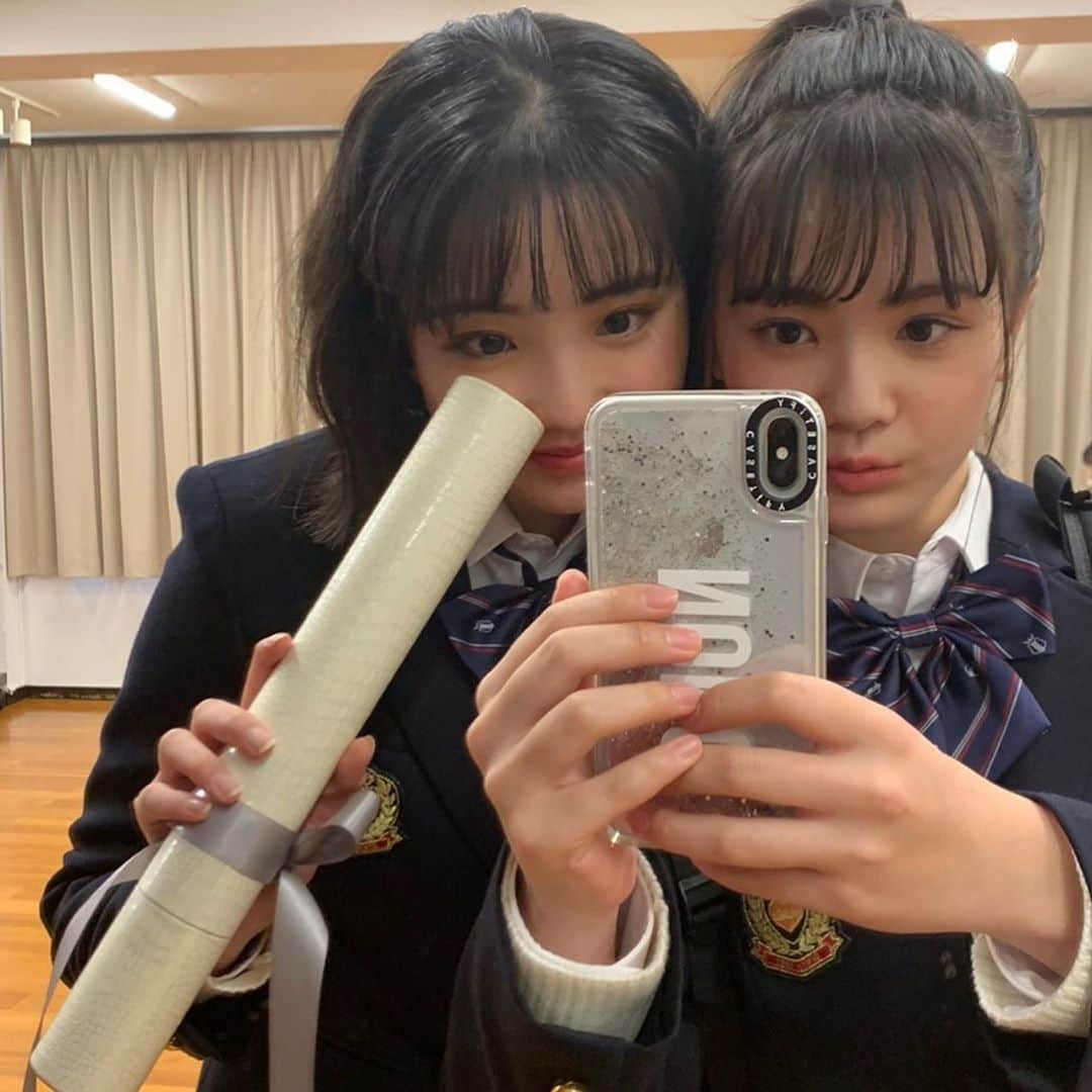 白井杏奈のインスタグラム：「・ 本日ニコラ5月号発売しました🌸 私たち（新高2）は今月号で卒業です。 寂しいけど、ラストのニコラを是非チェックしてください🙇🏻‍♂️ ・ みなさん、コロナには気をつけてください！ 体調には気をつけてください！ ・ 写真、またアップします🤍」