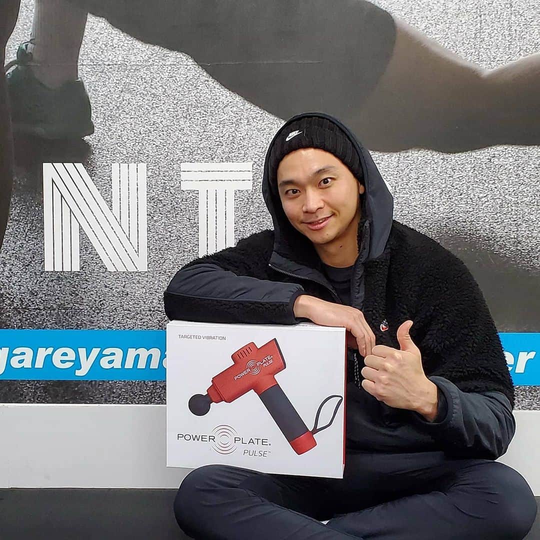 落合知也のインスタグラム：「いつもサポートしてもらっているプライベートジム @square_one_sports_performance にてトレーニング。様々な制限をしている中で、感染予防はもちろん、出来る範囲で準備は怠らずに。 そしてトレーニング前後はセルフケアで怪我や疲労軽減をしっかりと！！ #ppパルス #パワープレート #振動マシン #トレーニング #フィットネス」