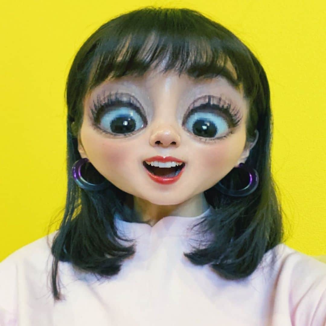 仲里依紗のインスタグラム：「ストーリーでこの間チラッと お知らせしましたが、、、 本日の15時からYouTube開設します❗️ みなさんお待たせしました🙇‍♀️❣️💨 撮影編集全てセルフサービスの自分でやってるので、ハイペースに更新📺 もしかしたらできないかもですが、、、 皆さんのおうち時間にちょっとでも光をお届けできればなと思い開設しました✨ よかったら観てください❤️ トップにリンク貼っときまーす❤️ . #このアイコン探してみてね #チャンネル名 #仲里依紗です。 #nakariisadesu #チャンネル登録よろしくね❤️」