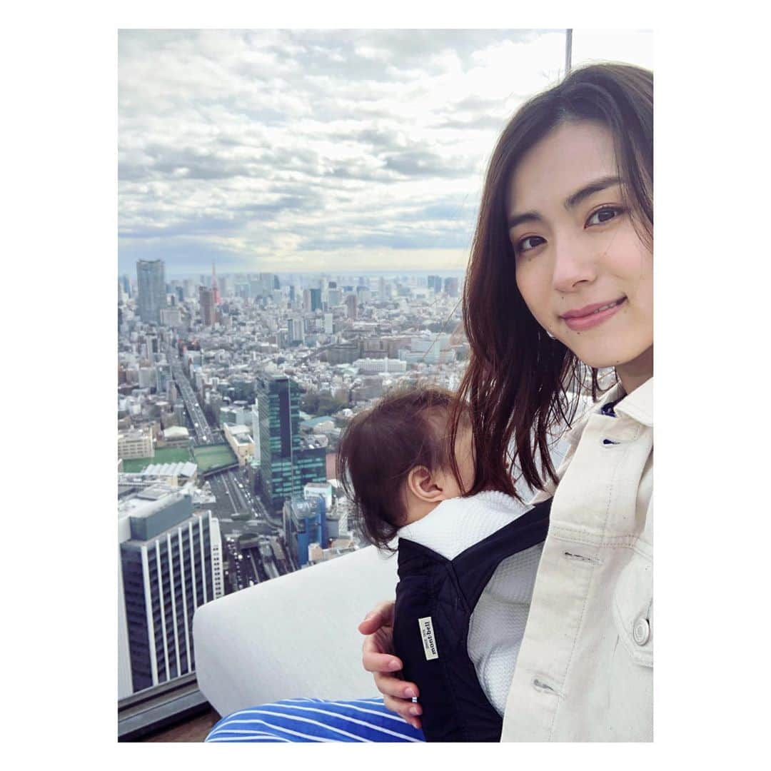 笹川友里さんのインスタグラム写真 - (笹川友里Instagram)「在宅でお仕事しながら 子育てや家事もされている皆様、 神経擦り減らしながら仕事と育児のバランスを 調整していらっしゃると思います。 本当に本当にお疲れ様です！  日本でも、いよいよひと事ではないのだという認識が 漸く浸透してきている様に感じます。 NYやロンドンに住む友人からは Amazonから届いた荷物も全て玄関の外で開封、 箱も中身もアルコール消毒してから使用。 命の危機を感じながら過ごしていると連絡が来ました。 友人のご両親が亡くなるということが 日常に起こっている状況だと。  かなり長期戦になると思いますが、 自分の命、大切な人の命を守る為に この状況を受け入れなければなりません。  ついついネガティブな言葉を発しがちなので 身の回りのちょっとした良い変化も 忘れないために書いておこうかと🖋  ①家族の時間が増えた 細かな娘の成長に気づいたり、 家での遊び方を編み出したり。 過ごしやすい様に家の中を整理したり。 日本は忙しい家庭が多いので貴重な時間とも取れます。 (北欧の方々は家を楽しむ文化なので参考になります) 普段学校や習い事で忙しいお子さんにとっては パパやママと長期で一緒にいられる貴重な時間でもあります。  ②言葉に出して伝えるのが上手くなった 「疲れた」「手伝って〜」など 素直に家族に言葉で伝える様になりました。 「察してください！」よりも、しっかり伝えたほうが 意外とお互いストレスが無かったり。 あとzoomなどを使ったテレビ電話会議だと、 対面会議よりも話がそれず、時間短縮になったり。 分かりやすいストレートな言葉を選ぶようになります。 言葉にしなくても伝わる阿吽の呼吸的な日本において 良い変化の一つかと。  コロナ含め感染症で入院すると、 病院に面会も行けず家族にも会えない。 孤独と闘いそのままたった一人で亡くなる方も、 世界には既に沢山居ます。  自分の、家族の、友人の、同僚の、隣人の、 命を守りましょう！  これだけＳＮＳが普及している今、直接会えなくても 声掛け合うが出来ますもんね。 支え合いましょうね！！ こんな時こそ普段よりちょっと人に優しく出来る様な 人間でありたいなと思います。」4月1日 14時42分 - sasagawayuri