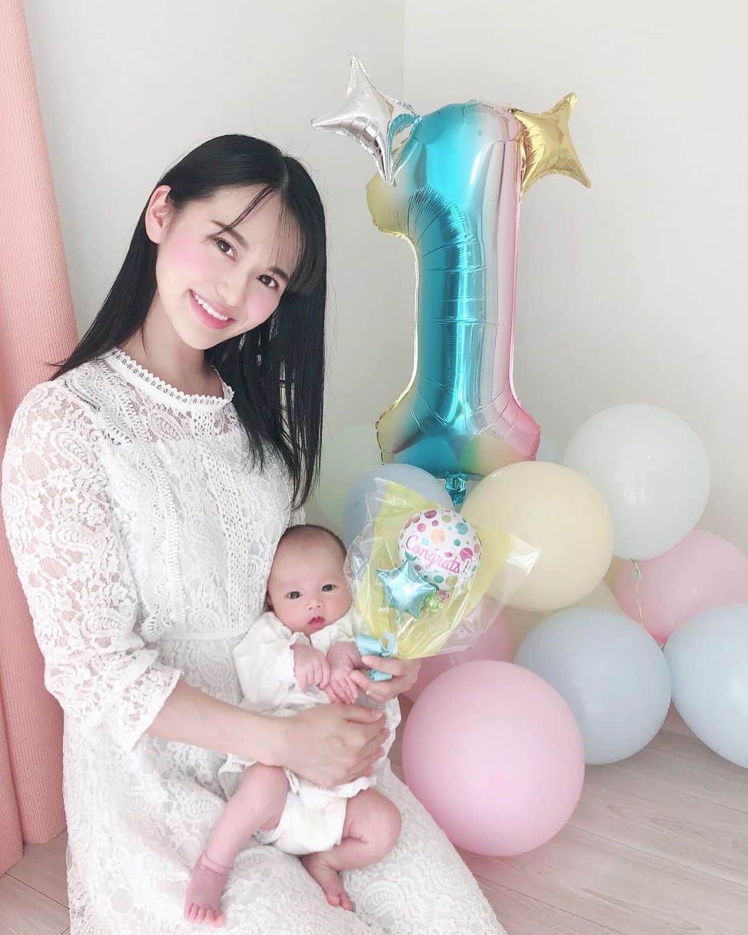 七尾エレナのインスタグラム：「息子1ヶ月👶🍼 私の身体もすっかり復活！ 産後、仕事は毎日お家で🏠 ここ最近、ほとんどの取引先が オンライン会議へ移行したおかげで おうちで子育てしながら仕事ができる環境に💻 コロナの影響で会社の売上は落ちてるけど 前向きに乗り越えたいな！ • #あかちゃんのいる生活 #ワーママ #生後1ヶ月 #在宅ワーク #赤ちゃん #男の子ママ #新米ママ」