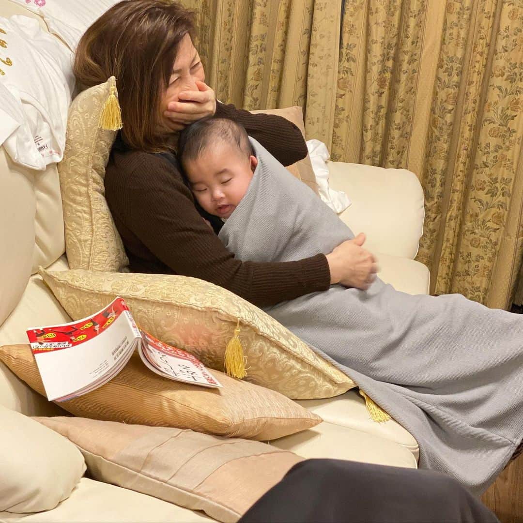 伊藤春香さんのインスタグラム写真 - (伊藤春香Instagram)「きにいってる写真。﻿ 眠そうな息子を、抱いてくれている母。﻿ 息子の安心しきった顔☺️﻿ ﻿ #生後6ヶ月 #ちびけん﻿ #赤ちゃんのいる生活 #家族写真﻿ #お昼寝」4月1日 14時52分 - ha_chu