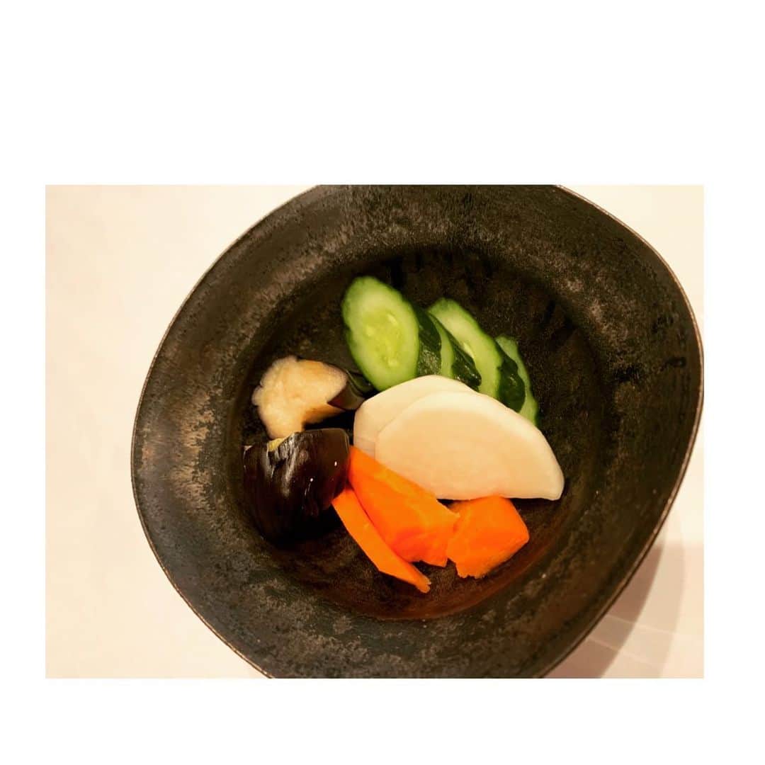 のインスタグラム：「. こんな時だからこそ、 お家で出来る事を楽しみたいですね。 . ぬか床を買い、 初、ぬか漬け 挑戦してみました☺︎🌱 少し塩分高めになって しまいましたが、続けてみようー！ . #ぬか漬け」