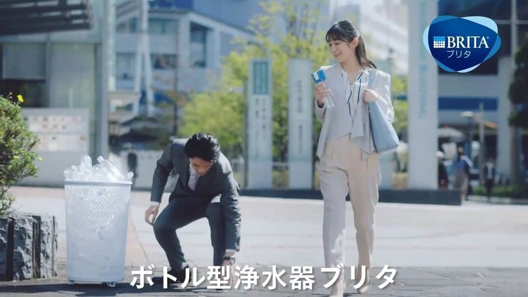 BRITA Japanのインスタグラム：「【BRITAのCM動画】ブリタ ボトル型浄水器 「フィル アンド ゴー」のCM動画が公開されています。 「おいしい水は自分でつくる おいしさプラス、無駄をマイナス」ブリタ ボトル型浄水器は、飲むたびにろ過する構造だから、いつでもどこでもおいしい水を楽しめます。そして、ブリタ ボトル型浄水器を使うことによりペットボトルが不要となり、お財布にやさしく、環境保護にも貢献できることになります。 水道水を注ぐだけで、いつでもどこでも「おいしい水」が手に入る。ぜひ、お試しください。#BRITA #どこでもブリタ #いつでもブリタ #fillandgo #fillandgoActive #MYBRITA #ブリタライフ #britalovers #マイボトル　#水分補給　#日本仕様のカートリッジ　#風邪予防　#浄水　#おいしい水　#便利グッズ」