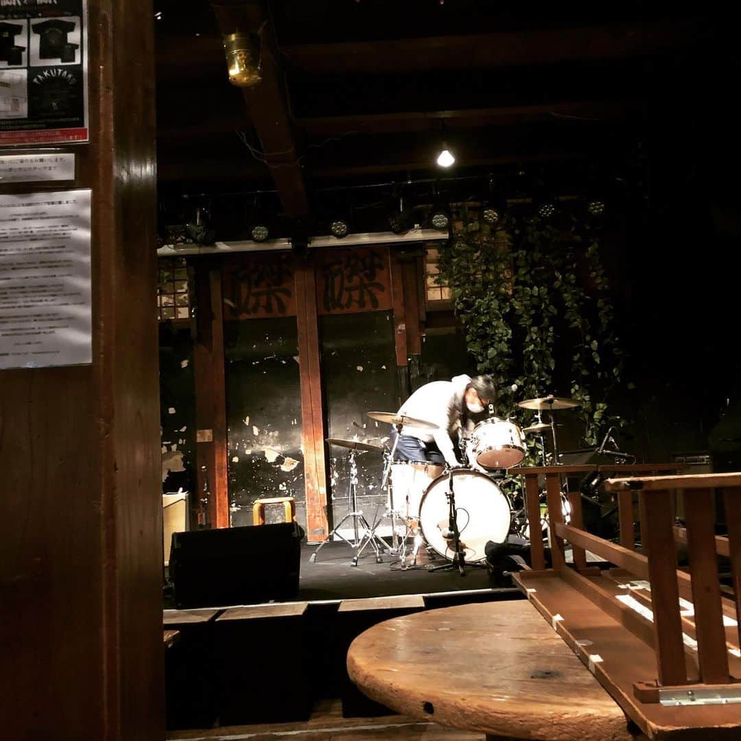 山川のりをのインスタグラム：「今夜は京都磔磔にてにぶんのいちニーサンズなライブです。18時/19時、3000円+D /3500円+Dです。スペシャルゲストにモンスターロシモフのベーシスト荒井ひろおさん。お近くの方は独自の工夫でお越しくださるとごっつぁんです❤️」