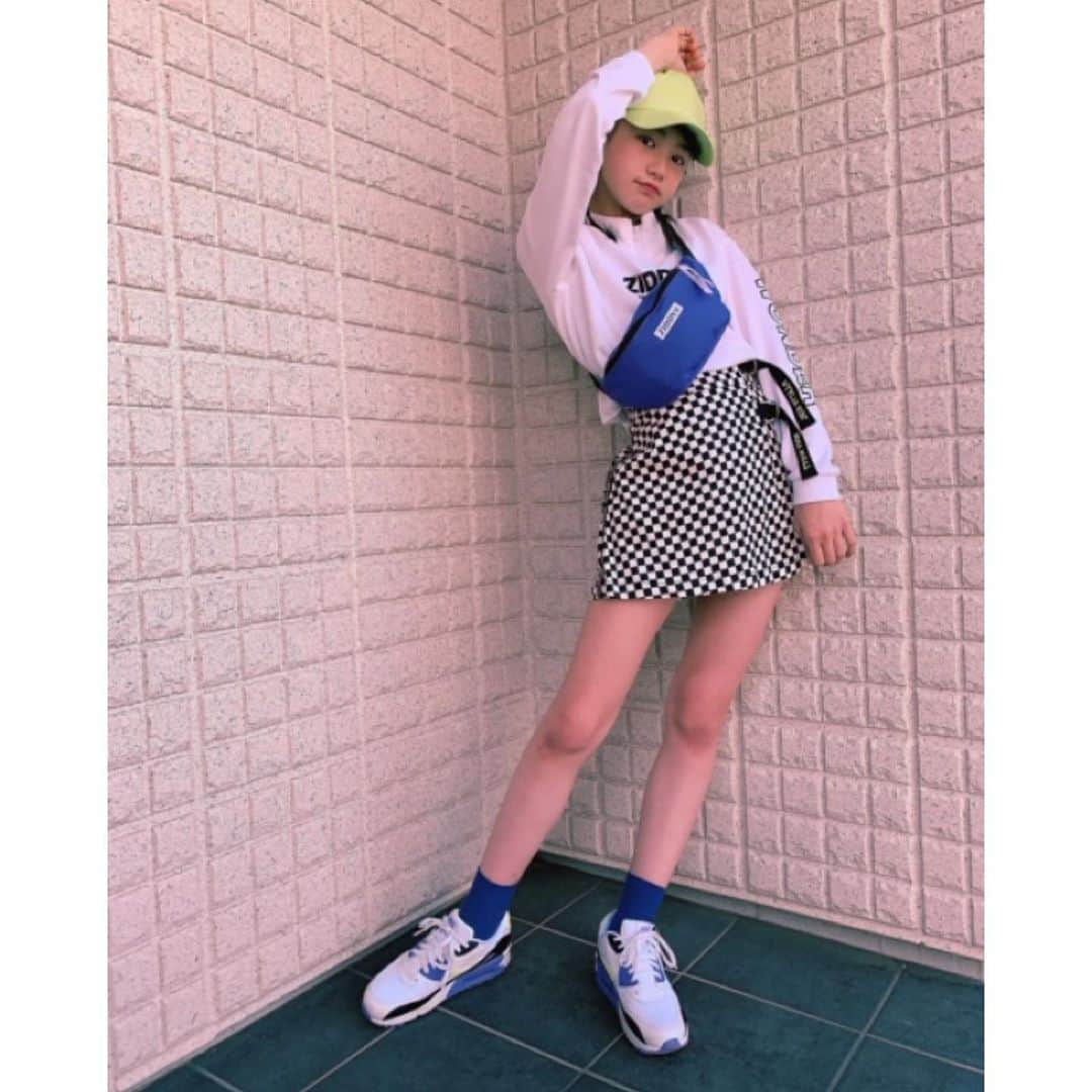 ニコ☆プチのインスタグラム：「﻿ ﻿ ﻿ 今日もプチモのふろくのつかいかたを紹介！﻿ ﻿ ﻿ 今日は、もんちゃん🌈﻿ ﻿ 予告撮影の時から楽しみにしていたZIDDYのウエストポーチ✨﻿ もんはストリート系コーデに合わせてみたよ🏁﻿ チャームロゴテープが白ってところが🌸春らしくてオシャレ💓﻿ 見た目よりたくさん入るし、この前の撮影の時にも持って行ったよ❣❣﻿ ﻿ みんなはどんなコーデにするのかなぁ？楽しんでねー😆✨﻿ ﻿ ﻿ ﻿ #ニコプチ﻿ #ニコプチふろく﻿ #プチモのふろくの使い方﻿ #ニコプチふろくのある生活﻿ #付録バッグ﻿ #ジディー﻿ #ZIDDY﻿ #ふろく﻿ #森﨑美月」