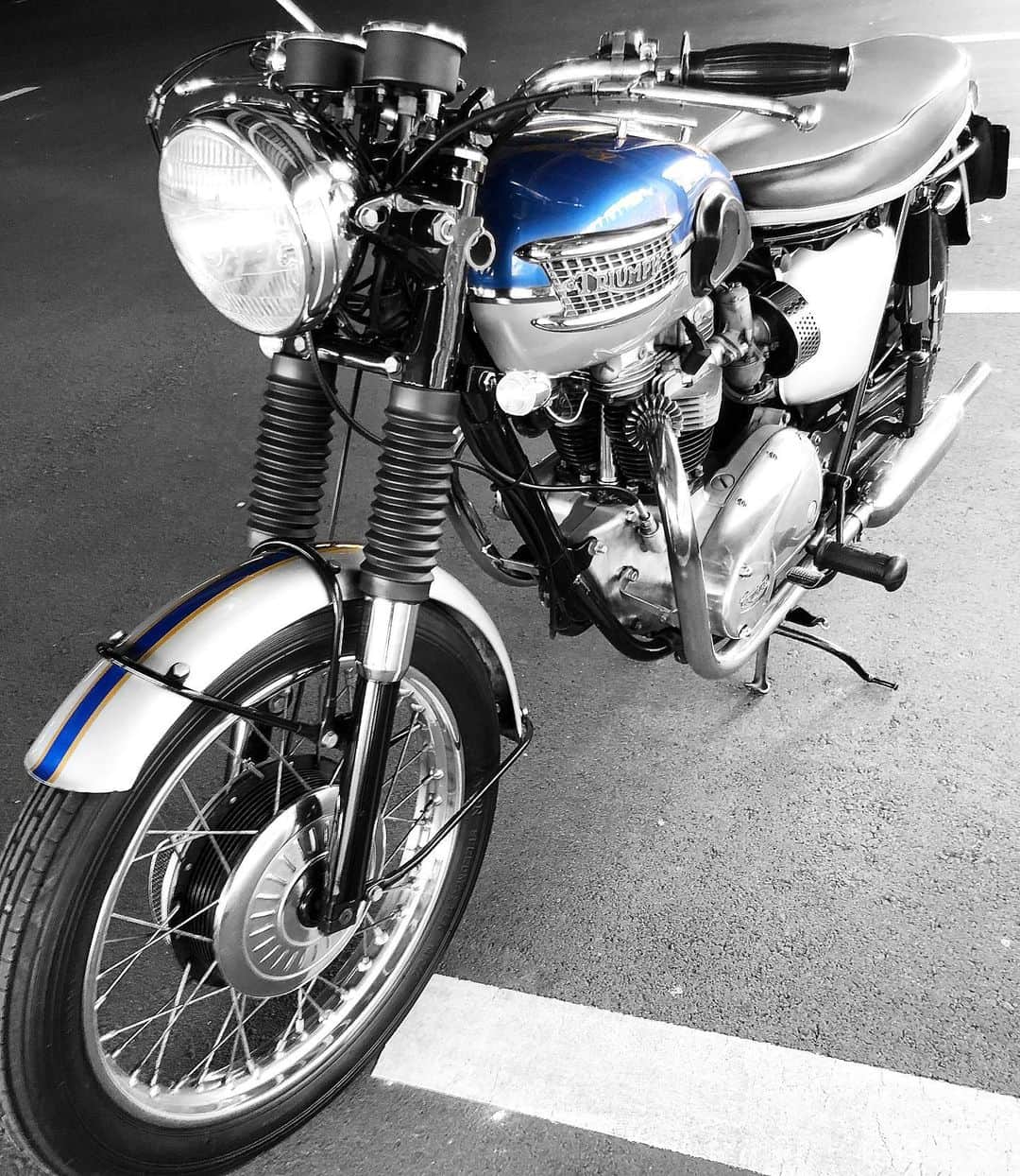 KIYOさんのインスタグラム写真 - (KIYOInstagram)「特に青が好きなわけではないけどボニーの青は好き。#mytriumphpic  #triumph #t120 #bonneville #bonnie #britbike #britishmotorcycles #classicmotorcycles #lewisleathers #madeinengland #rockers  #caferacer #tonupboys #triumphmotorcycles #vintagetriumph #manga #japanesecomic #love #instagood #cute #fashion #バイクメーン #ボニー #トライアンフ #ボンネビル #ロッカーズ #カフェレーサー #ルイスレザー」4月1日 15時24分 - kiriko009