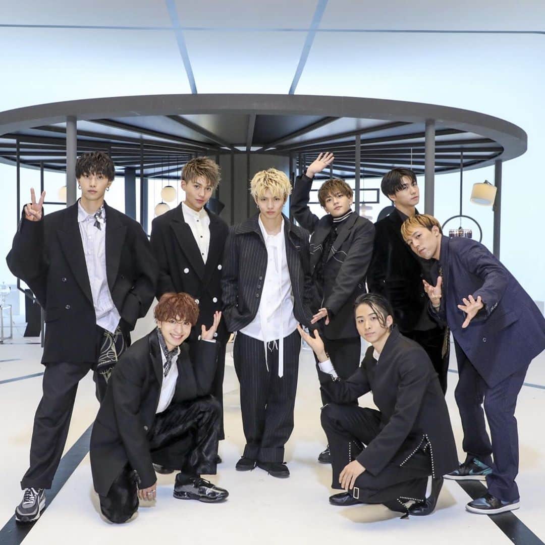 のインスタグラム：「5th Single 『Hey, darlin'』 release.  #fantastics  #heydarlin」