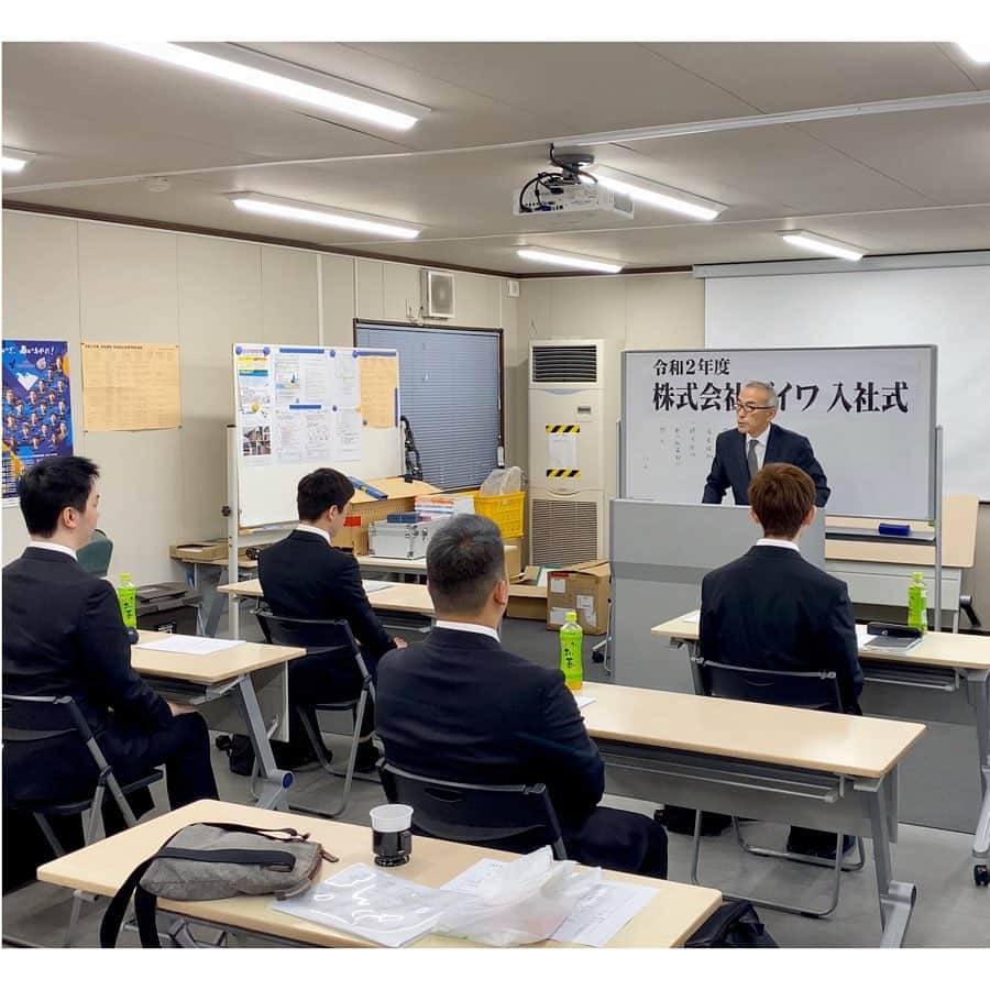 のインスタグラム：「本日の入社式 諫早会場です。 諫早営業所配属3名、長崎営業所配属1名の4名が田中会長とともに、入社式をとり行いました。 #ビケメン #ダイワ #ビケ足場 #美形男 #足場#入社式 #長崎 #諫早」