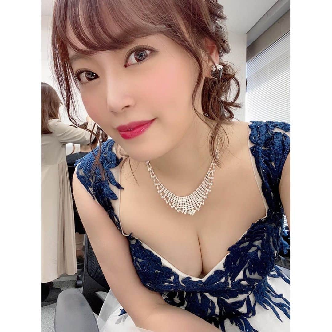松本圭世さんのインスタグラム写真 - (松本圭世Instagram)「. こんな時だからこそ﻿ "てんパイ💓"な写真をあげておく！😋﻿ ﻿ 報告してなかったけど﻿ てんパイクイーンの予選勝ち上がって﻿ 次は準決勝✨﻿ ﻿ 来週4月10日にOAだから﻿ 応援してねん💋💕﻿ ﻿ #女子アナ　#フリーアナウンサー　#アナウンサー　#グラビア　#麻雀　#エイプリールフール　だけど　#偽乳ではありませんwww #巨乳　#ありがとう　#instagood #followme #hello #你好 #안녕하세요　#สวัสดีค่ะ #السلام عليكم #नमस्ते #いろんな国のこんにちはをハッシュタグしてみた　#フォロワー増えないかな　wwww」4月1日 15時27分 - matsukayo0806