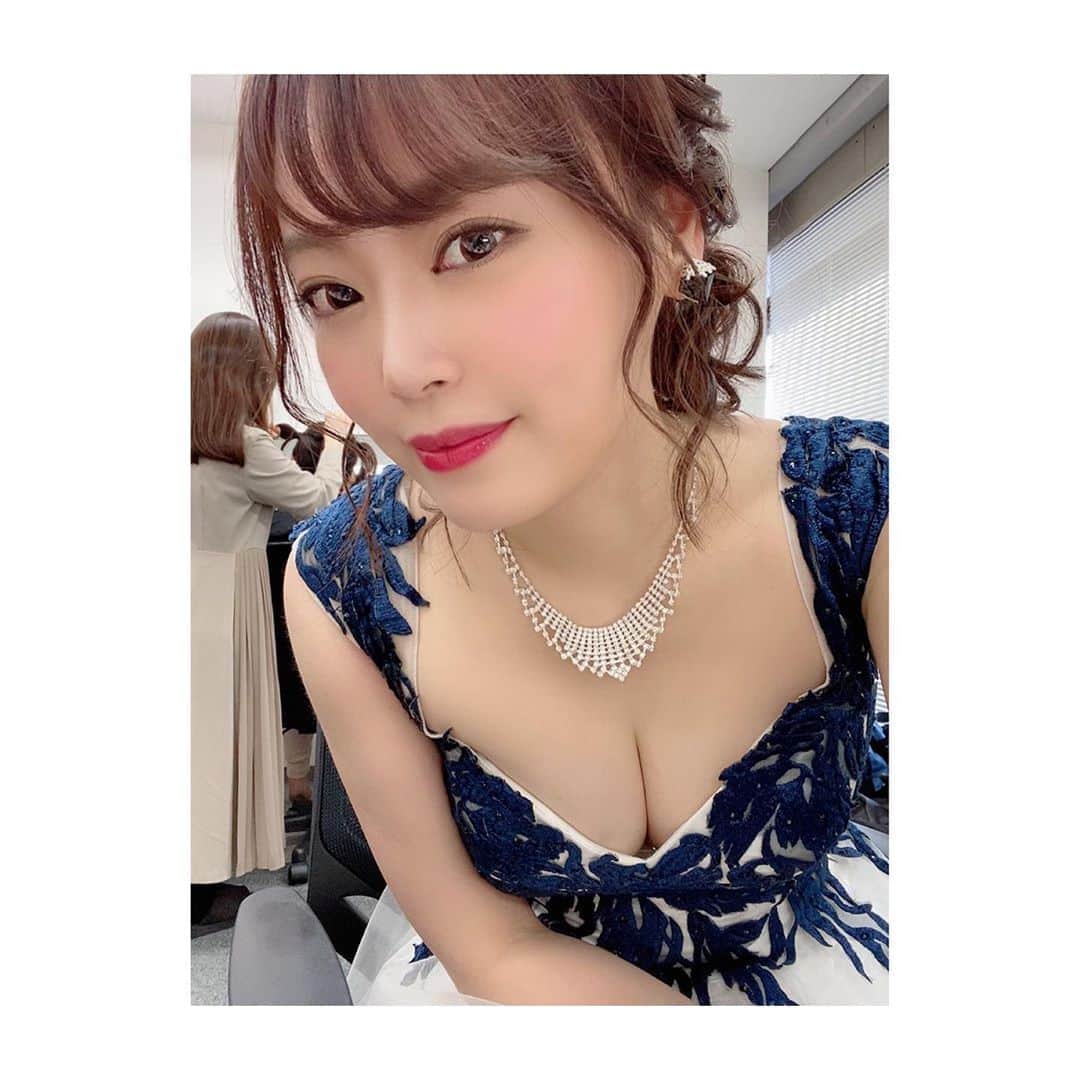 松本圭世さんのインスタグラム写真 - (松本圭世Instagram)「. こんな時だからこそ﻿ "てんパイ💓"な写真をあげておく！😋﻿ ﻿ 報告してなかったけど﻿ てんパイクイーンの予選勝ち上がって﻿ 次は準決勝✨﻿ ﻿ 来週4月10日にOAだから﻿ 応援してねん💋💕﻿ ﻿ #女子アナ　#フリーアナウンサー　#アナウンサー　#グラビア　#麻雀　#エイプリールフール　だけど　#偽乳ではありませんwww #巨乳　#ありがとう　#instagood #followme #hello #你好 #안녕하세요　#สวัสดีค่ะ #السلام عليكم #नमस्ते #いろんな国のこんにちはをハッシュタグしてみた　#フォロワー増えないかな　wwww」4月1日 15時27分 - matsukayo0806