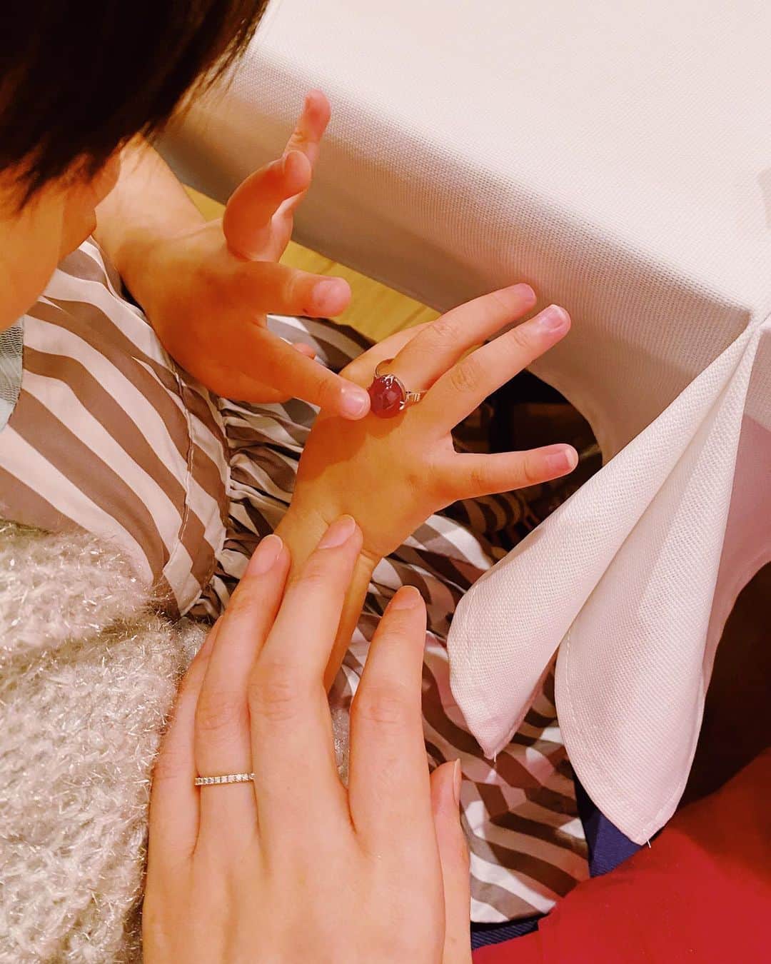山口愛実のインスタグラム：「This ring is a keepsake from my grandmother.  私の祖母の形見の指輪 瑪瑙かな？宝石には疎く 高価な物ではないのですが とても気に入っています 祖母は生前、大変お洒落に気を使う人で いつも指にはいくつかの指輪をしていました。 娘が使ってくれれば4代目 日本には「命を紡ぐ」 という言葉があります 直訳だと「spin life」だけど ニュアンスだと「spin the thread of life」かな？それだとまた雰囲気違う気もするけど　笑  この紡ぐって言い方大好きです いつくもの物が一つになり強くなっていく様が表されているようで大変面白い表現だなって  今、世界は大変ですね 個々ではどうしようも無い問題で山積みです。 どうぞ皆さまの命が紡がれて来たように 互いを尊重し次にまた繋がる世界になりますよう心より祈っております。  #love」