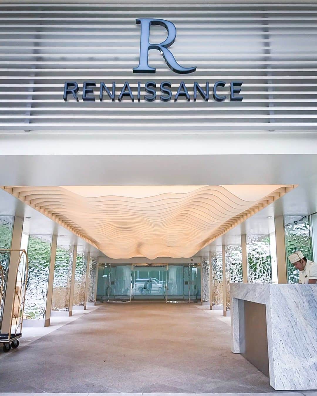 【公式】ルネッサンスリゾートオキナワのインスタグラム：「. RENAISSANCE REBORN ルネッサンスがリニューアルオープンしました。 まだ工事中のエリアもありますが、5月下旬にグランドオープン致します。 新しいルネッサンスをお楽しみください。  #沖縄 #リゾート #ホテル #ルネッサンスリゾートオキナワ #okinawa #resort #hotel #renaissanceokinawaresort #renhotels」