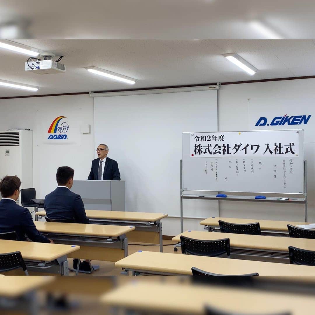 のインスタグラム：「鳥栖営業所の入社式の様子です。 鳥栖営業所配属2名、佐賀営業所配属1名、西福岡営業所配属1名の4名が、会長出席のもと、入社式を迎えました。  #ビケメン #ダイワ #ビケ足場 #美形男 #足場#佐賀 #基山町 #鳥栖」