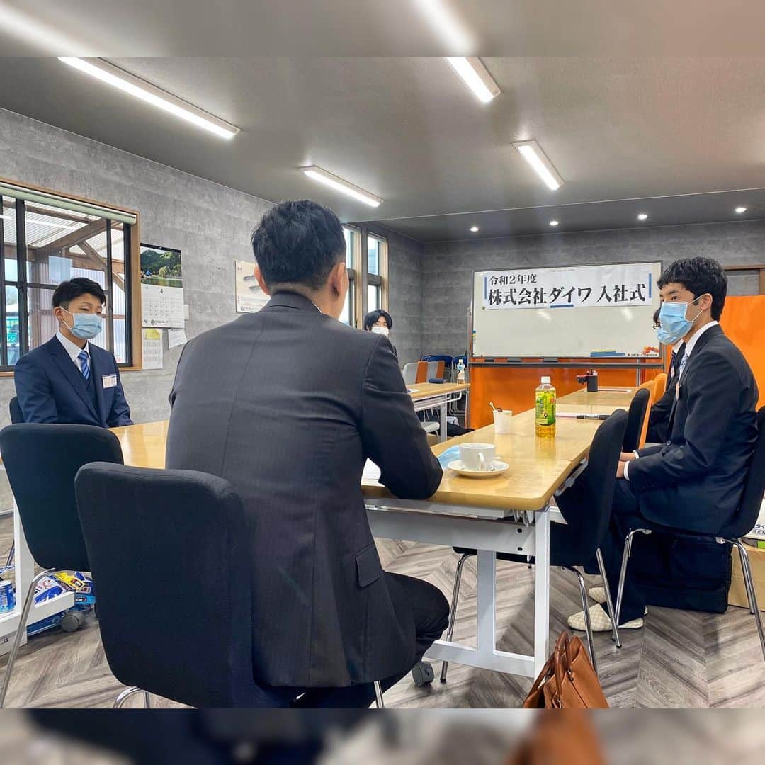のインスタグラム：「4拠点目は、東福岡営業所！ 東福岡営業所配属4名と、北九州営業所配属1名の計5名 社長出席のもと、新出発を迎えました！  #ビケメン #ダイワ #ビケ足場 #美形男 #足場　#入社式 #新入社員#東福岡 #北九州」