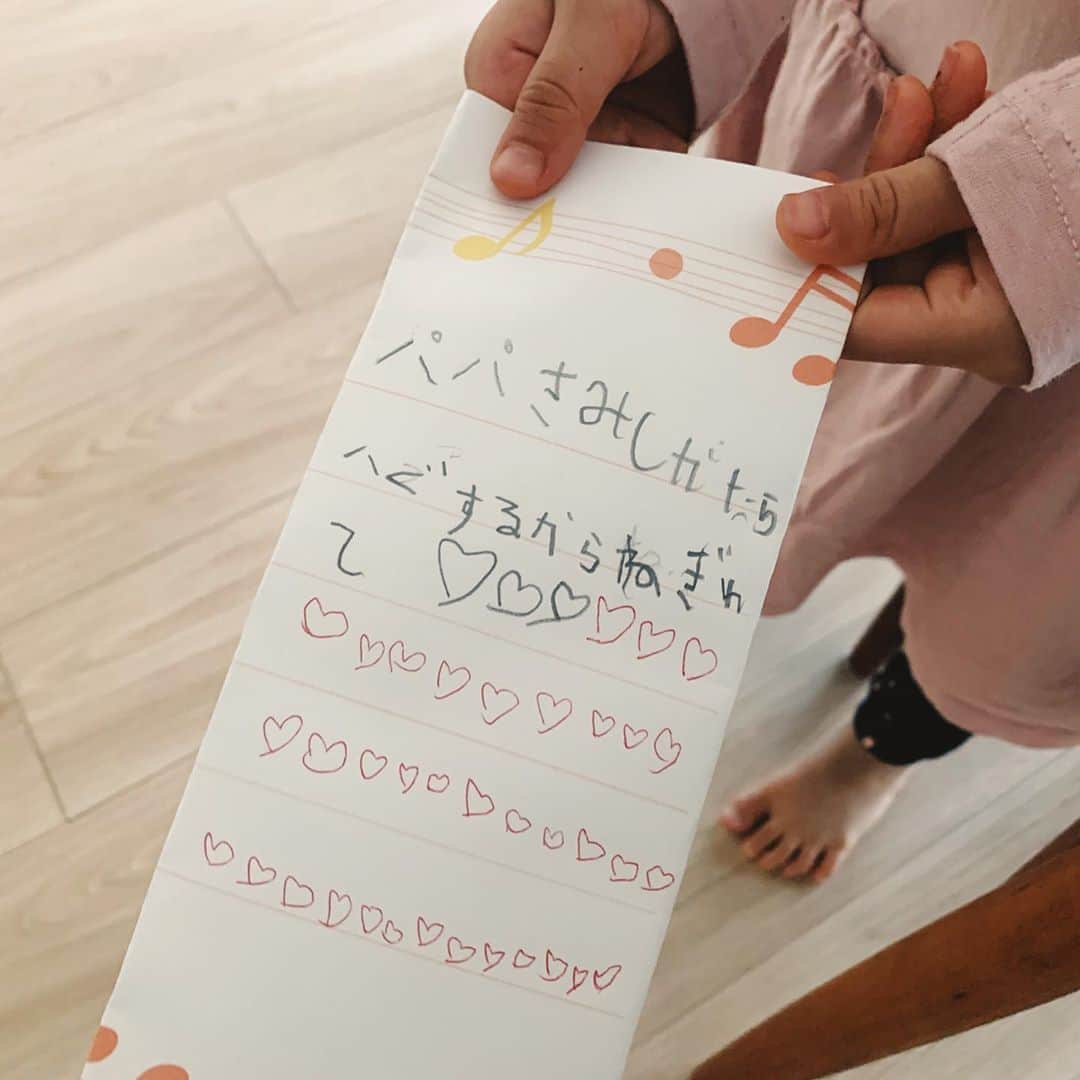 水嶋ヒロのインスタグラム：「ぎゅ て うれし☺︎ #娘 #daughter #手紙 #ハグ #hug #love #family #blog #やられました」