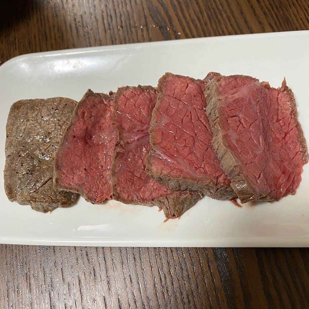 加藤順大さんのインスタグラム写真 - (加藤順大Instagram)「最近は外出自粛して家で料理をしてます。 今日はローストビーフを作りました。 初めてにしては上出来！！！！ 食べたい人〜🙋‍♂️🙋‍♀️ #nobu飯 #料理好きJリーガー #男飯 #漢飯 #ヨダレー #🤤」4月1日 16時50分 - nobuhiro1