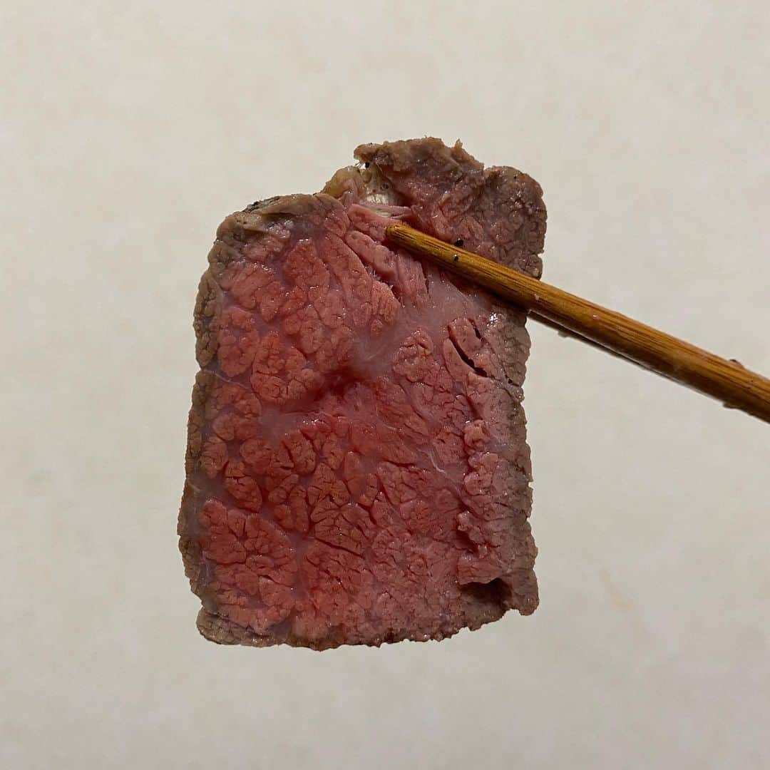 加藤順大さんのインスタグラム写真 - (加藤順大Instagram)「最近は外出自粛して家で料理をしてます。 今日はローストビーフを作りました。 初めてにしては上出来！！！！ 食べたい人〜🙋‍♂️🙋‍♀️ #nobu飯 #料理好きJリーガー #男飯 #漢飯 #ヨダレー #🤤」4月1日 16時50分 - nobuhiro1