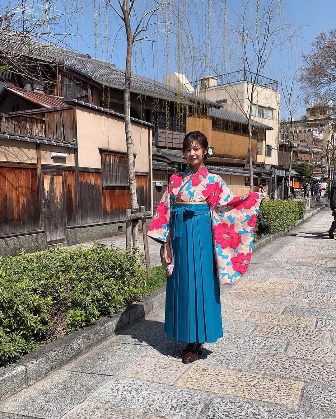 杉浦みずきのインスタグラム：「. 袴の全身写真です💐 卒業式の式典が中止になってしまったのですが、袴姿を両親に見せたかったので、学校に行く前に祇園白川に行って写真を撮りました。 祇園は大学時代何度も行った思い出の場所🌸 京都は桜の名所がたくさん有りますが、今は我慢ですね😢 健康な命がある限り、きっと来年も行けますからね。」