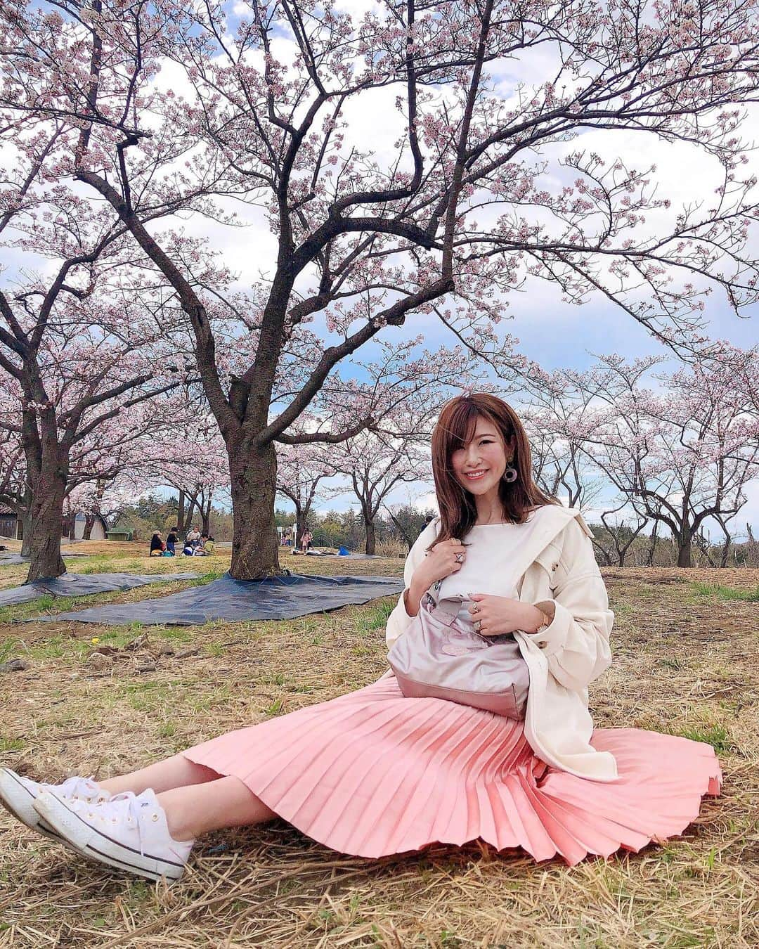 l.lily1013さんのインスタグラム写真 - (l.lily1013Instagram)「先日の公園や近所の買い物に活躍中なのが @kipling_japan のトートバッグ😊 ・ スポーティーで軽い✨ 容量もちょうどよくて結構入るよ！ ・ 斜めがけできるからママにオススメなのはもちろん、旅行やレジャーにも便利♬︎♡ ・ 今は近所にしか持って出掛けられないけど、 長い目で見て、活躍できるシーンが多そう😊✨ ・ カラーも海外っぽくてオシャレだよ☺️✨ ・ ・ #キプリング #Kipling #kiplinglivelight#LiveLight  #アスレジャー #バックパック#トートバッグ  #サコッシュ #カジュアルコーデ#きれいめカジュアル#大人カジュアルコーデ #アウトドア女子 #アウトドアファッション #ママコーデ#公園コーデ #タビジョ#旅行コーデ #旅行好き女子 #旅行好きな人と繋がりたい #ご近所散歩 #カフェ散歩 #スポーティーコーデ #スポーティー #tabijyo #カフェ巡り」4月1日 17時06分 - l.lily1013