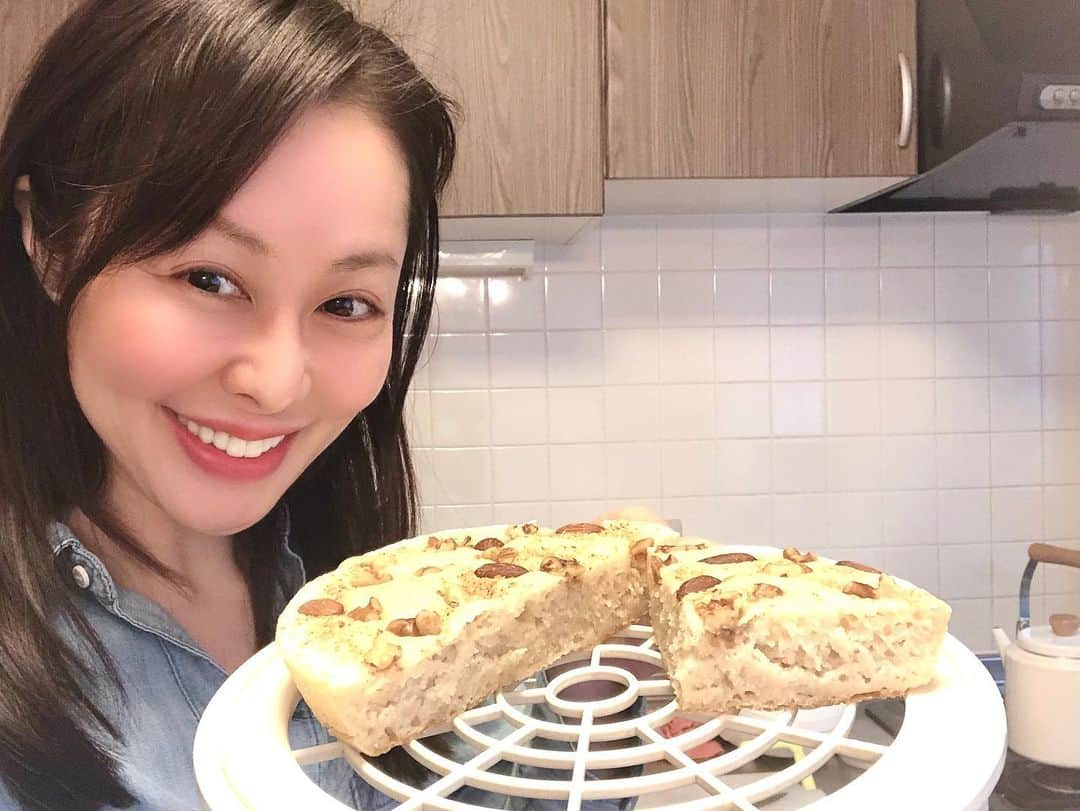 藤井美加子さんのインスタグラム写真 - (藤井美加子Instagram)「☆﻿ 出来たーー！！﻿ 過去最高の出来栄えに嬉しい！！﻿ ﻿ 今回は米粉と大豆粉を混ぜて﻿ 『ナッツと白ゴマの米粉パン』作りました🍞﻿ ﻿ 焼き立ては最高です！！﻿ 誰かに食べて貰いたい﻿ 誰かと分かち合いたい﻿ やば。 そんなこと思いつつ半分食べちゃいます。 ﻿ いつか皆さんへもお届けしますね！﻿ （ここだけエイプリールフール🤫）﻿ ﻿ ﻿ #米粉パン﻿ #米粉レシピ #ナッツと白ゴマの米粉パン﻿ #グルテンフリー﻿ #レシピはアメブロに載せます﻿ #美加子のレシピ﻿ #美加子の料理  #吉本自宅劇場 #cooking  #stayhome  #staylives」4月1日 17時19分 - mikako_miki