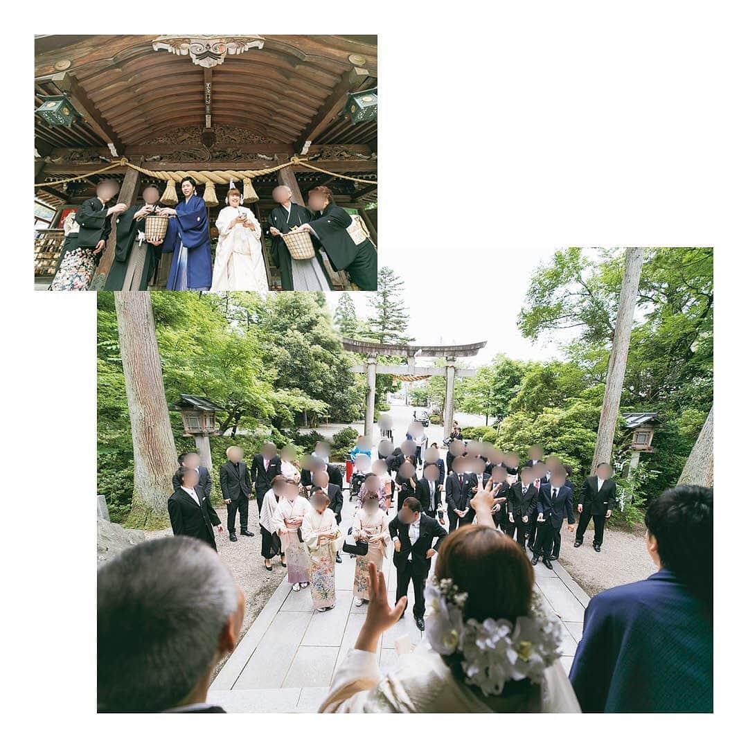 結婚SANKA(けっこんさんか)さんのインスタグラム写真 - (結婚SANKA(けっこんさんか)Instagram)「＼ウエディングレポ／ 『由緒ある神社での結婚式。ゲストと過ごした荘厳な時間に感動！』富山県富山市　Sさん＆Rさんカップル . 髙瀬神社 . 緑が美しい境内を、ゲストと列をなして神殿へと向かう「参進」の儀式🌿 . 「神聖な雰囲気の神殿での挙式は、鳥肌がたつくらい緊張しました」と、新婦Rさん。大和言葉の祝詞に、生演奏の雅楽の響き、巫女の舞など、伝統と格式を感じる儀式は、ゲストにも新鮮だったようです⛩ . 挙式後に行なった大盛り上がりの「もちまき」は、福井の結婚式文化からヒントをゲット。みんな、無邪気に楽しみました🌟 . 披露宴の前には、会場のテラスで鏡開きを🍶樽はそのまま会場にディスプレイし、ゲストが自由に飲めるようにしたのだそう。 . お色直し中座では、お母さんをお手引き役に指名！「手をつなぐのは十年以上ぶりで、喜んでくれました」と新郎Sさん。旗付きのケーキが当たったゲストには、サプライズのプレゼントを🎁 . 前撮りは桜の季節に、神社近くの並木道で行いました。新郎Sさんの愛車も使ってフォトジェニックな写真を撮影📷「結婚式当日は慌ただしくなると思い、前撮りはゆっくりと。思い通りに撮影できたのでよかったです」と、二人も大満足！ . 白無垢に憧れて神社での結婚式を選んだ二人。七五三や初詣など、家族で度々足を運んでいた場所だったそう。そこに、結婚式という特別な想い出が加わりました。 . . . 結婚SANKAがつくるWebマガジンmarricoでは、髙瀬神社や、そのほかの会場で挙げた北陸カップルのリアルな結婚式をたくさんレポートしています！ . @kekkonsanka_weddingのURLからmarricoのウエディングレポへ . . about 結婚SANKA . 石川・富山・福井の花嫁のための結婚準備メディアです 雑誌とWebサイト、Webマガジン「marrico」の3つで、北陸花嫁に役立つ地元の結婚準備情報を発信中です . . ＼北陸花嫁を応援／ ただいま、結婚SANKAのWebサイトからブライダルフェアを予約＆参加で、最大16,000円分のギフトカードをもれなく全員にプレゼント中。 結婚準備、新生活、息抜きデートに使ってください https://kekkonsanka.com . .」4月1日 17時25分 - kekkonsanka_wedding