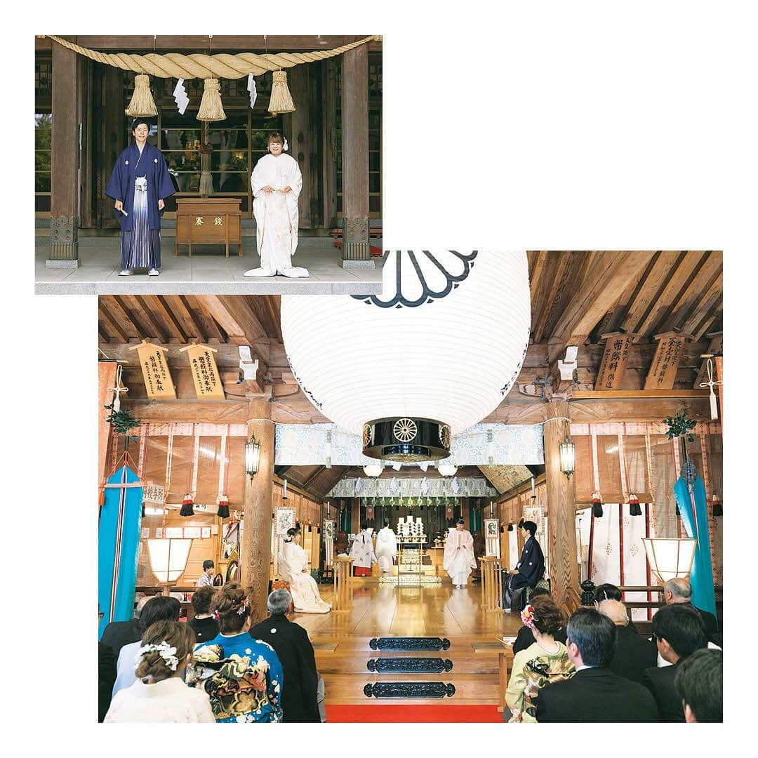 結婚SANKA(けっこんさんか)さんのインスタグラム写真 - (結婚SANKA(けっこんさんか)Instagram)「＼ウエディングレポ／ 『由緒ある神社での結婚式。ゲストと過ごした荘厳な時間に感動！』富山県富山市　Sさん＆Rさんカップル . 髙瀬神社 . 緑が美しい境内を、ゲストと列をなして神殿へと向かう「参進」の儀式🌿 . 「神聖な雰囲気の神殿での挙式は、鳥肌がたつくらい緊張しました」と、新婦Rさん。大和言葉の祝詞に、生演奏の雅楽の響き、巫女の舞など、伝統と格式を感じる儀式は、ゲストにも新鮮だったようです⛩ . 挙式後に行なった大盛り上がりの「もちまき」は、福井の結婚式文化からヒントをゲット。みんな、無邪気に楽しみました🌟 . 披露宴の前には、会場のテラスで鏡開きを🍶樽はそのまま会場にディスプレイし、ゲストが自由に飲めるようにしたのだそう。 . お色直し中座では、お母さんをお手引き役に指名！「手をつなぐのは十年以上ぶりで、喜んでくれました」と新郎Sさん。旗付きのケーキが当たったゲストには、サプライズのプレゼントを🎁 . 前撮りは桜の季節に、神社近くの並木道で行いました。新郎Sさんの愛車も使ってフォトジェニックな写真を撮影📷「結婚式当日は慌ただしくなると思い、前撮りはゆっくりと。思い通りに撮影できたのでよかったです」と、二人も大満足！ . 白無垢に憧れて神社での結婚式を選んだ二人。七五三や初詣など、家族で度々足を運んでいた場所だったそう。そこに、結婚式という特別な想い出が加わりました。 . . . 結婚SANKAがつくるWebマガジンmarricoでは、髙瀬神社や、そのほかの会場で挙げた北陸カップルのリアルな結婚式をたくさんレポートしています！ . @kekkonsanka_weddingのURLからmarricoのウエディングレポへ . . about 結婚SANKA . 石川・富山・福井の花嫁のための結婚準備メディアです 雑誌とWebサイト、Webマガジン「marrico」の3つで、北陸花嫁に役立つ地元の結婚準備情報を発信中です . . ＼北陸花嫁を応援／ ただいま、結婚SANKAのWebサイトからブライダルフェアを予約＆参加で、最大16,000円分のギフトカードをもれなく全員にプレゼント中。 結婚準備、新生活、息抜きデートに使ってください https://kekkonsanka.com . .」4月1日 17時25分 - kekkonsanka_wedding