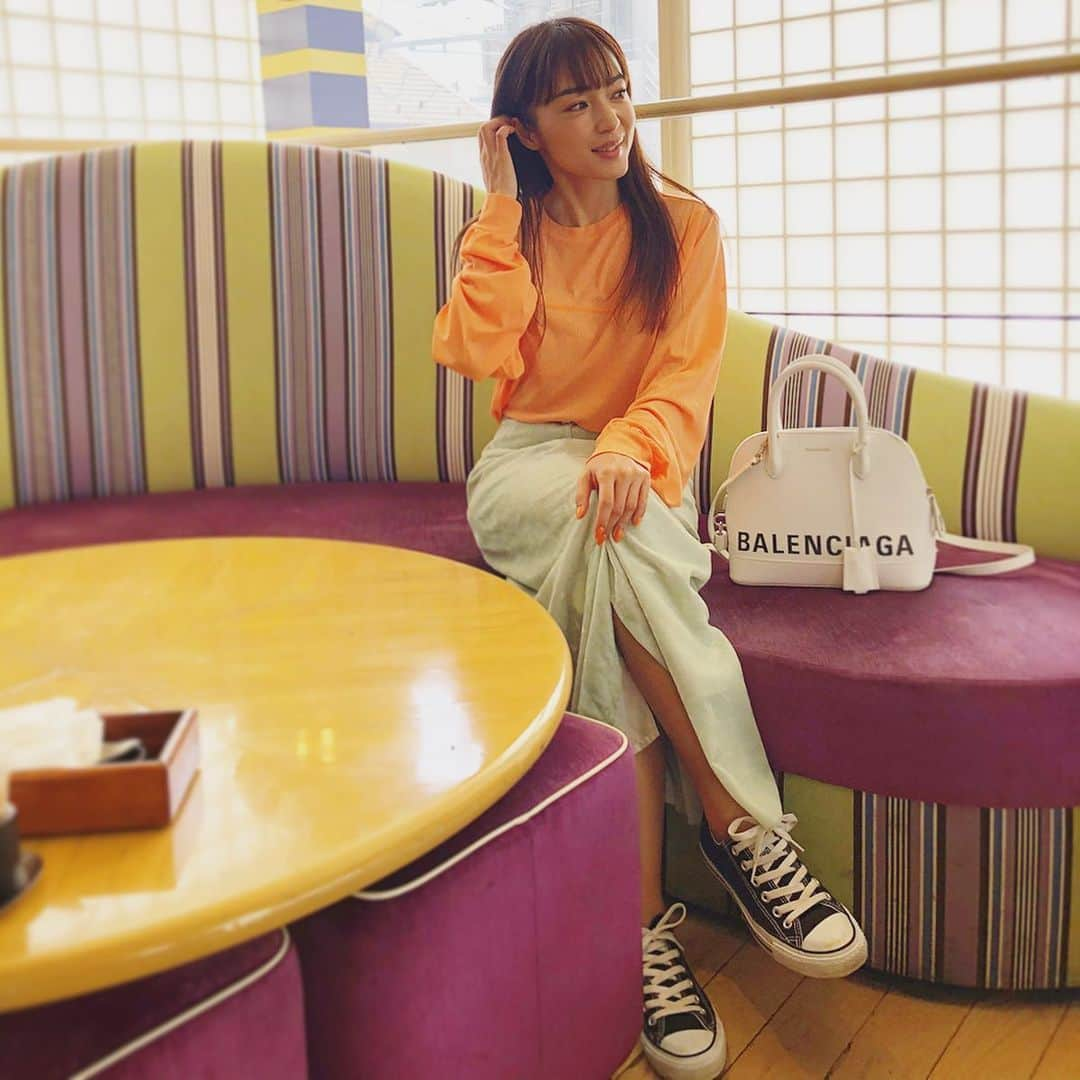 草柳ゆうきさんのインスタグラム写真 - (草柳ゆうきInstagram)「春服を着てランチがしたい😭🌸 今まで当たり前のことだったけど、なんて幸せなことだったんだろー。 その時のために今は我慢🏡😬 トップス🧡@maisonspecial_women  トップスの詳細を @forsure__official にて紹介しています。 是非チェックしてみて下さい😊🧡 #大人カジュアル#ママコーデ#今日のコーデ#シンプルコーデ#アラフォーコーデ#アラフォーママ#今日の服#ママ#ママライフ#アラフォー#カジュアル#コーデ#ママファッション#お洒落さんと繋がりたい#インスタ映え#locari#ootd_kob #code#fashion#スナップミー#小学生ママ ・」4月1日 17時28分 - kusayuu