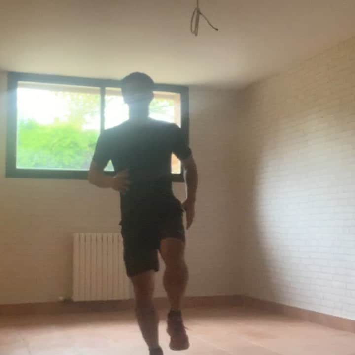 岡崎慎司のインスタグラム：「Training video day 8 5. 片足ジャンプ（横方向） 片足で立ち、左右にジャンプする。線を越える程度の範囲で可。着地の際に、膝が曲がらないようにすること、足の裏全体で接地する。走る際の腕振りのフォームと、背筋を伸ばしたフォームを維持する。 6. 片足ジャンプ（前方＆左右進行） 片足で立ち、左右にジャンプしながら前に進む。線を越える程度の範囲で可。着地の際に、膝が曲がらないようにすること、足の裏全体で接地する。走る際の腕振りのフォームと、背筋を伸ばしたフォームを維持する。 #杉本メソッド #ステイホーム #家にいよう #体改革」