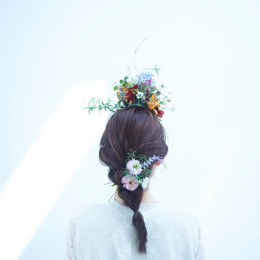花盛友里さんのインスタグラム写真 - (花盛友里Instagram)「Shooting for @quatre2.tokyo  大学の仲良し4人組なんだってー。すてき、かわいい！ こんなくっついて撮影してたのが随分前みたいに感じるなぁ、、、 キャトルさんの作るお花のヘッドセットたちほんと美しい♡」4月1日 17時37分 - yurihanamori
